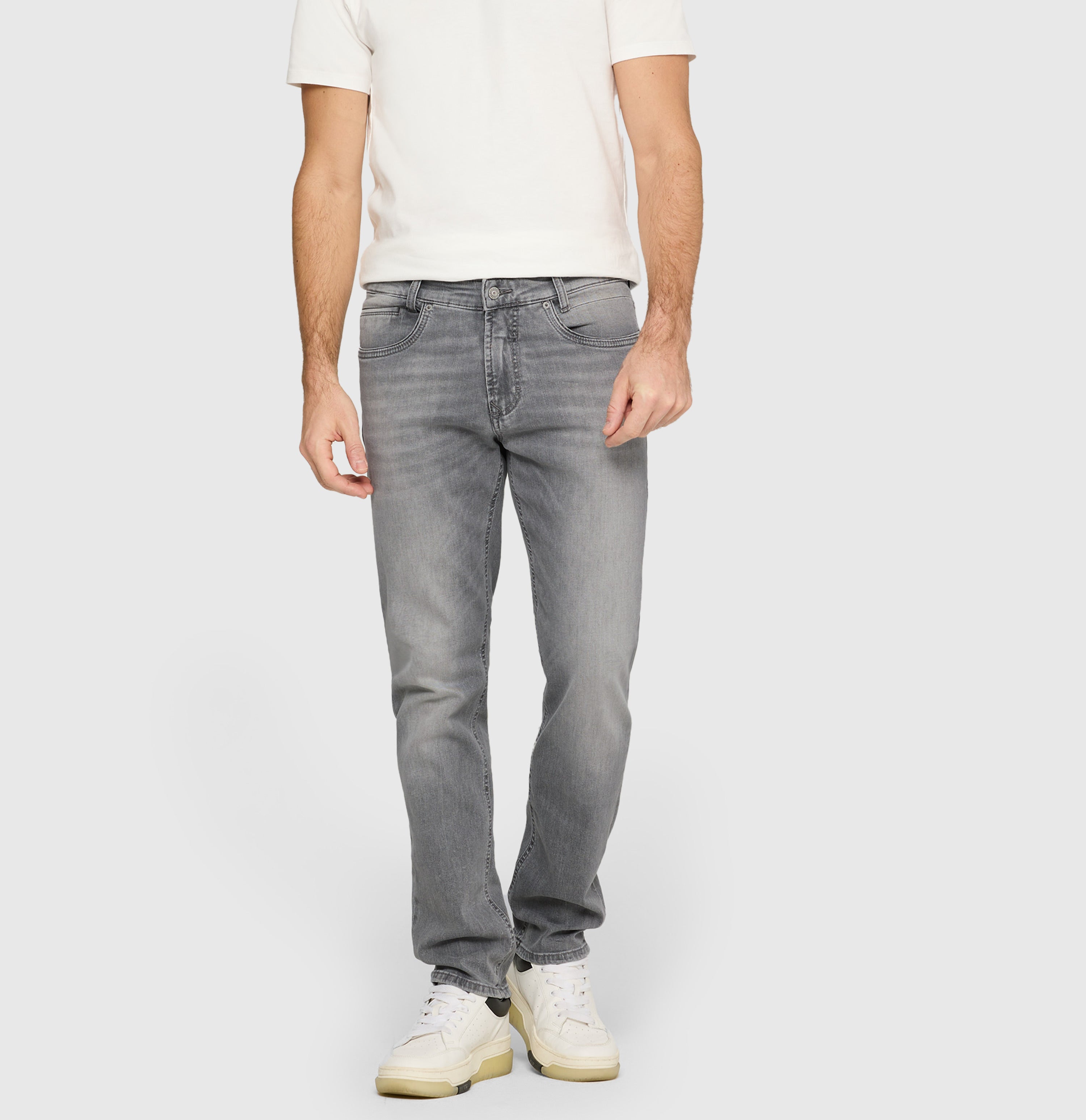 Slim driver jeans with a vintage look. | Arne Pipe | authentic summer grey | Front view of model