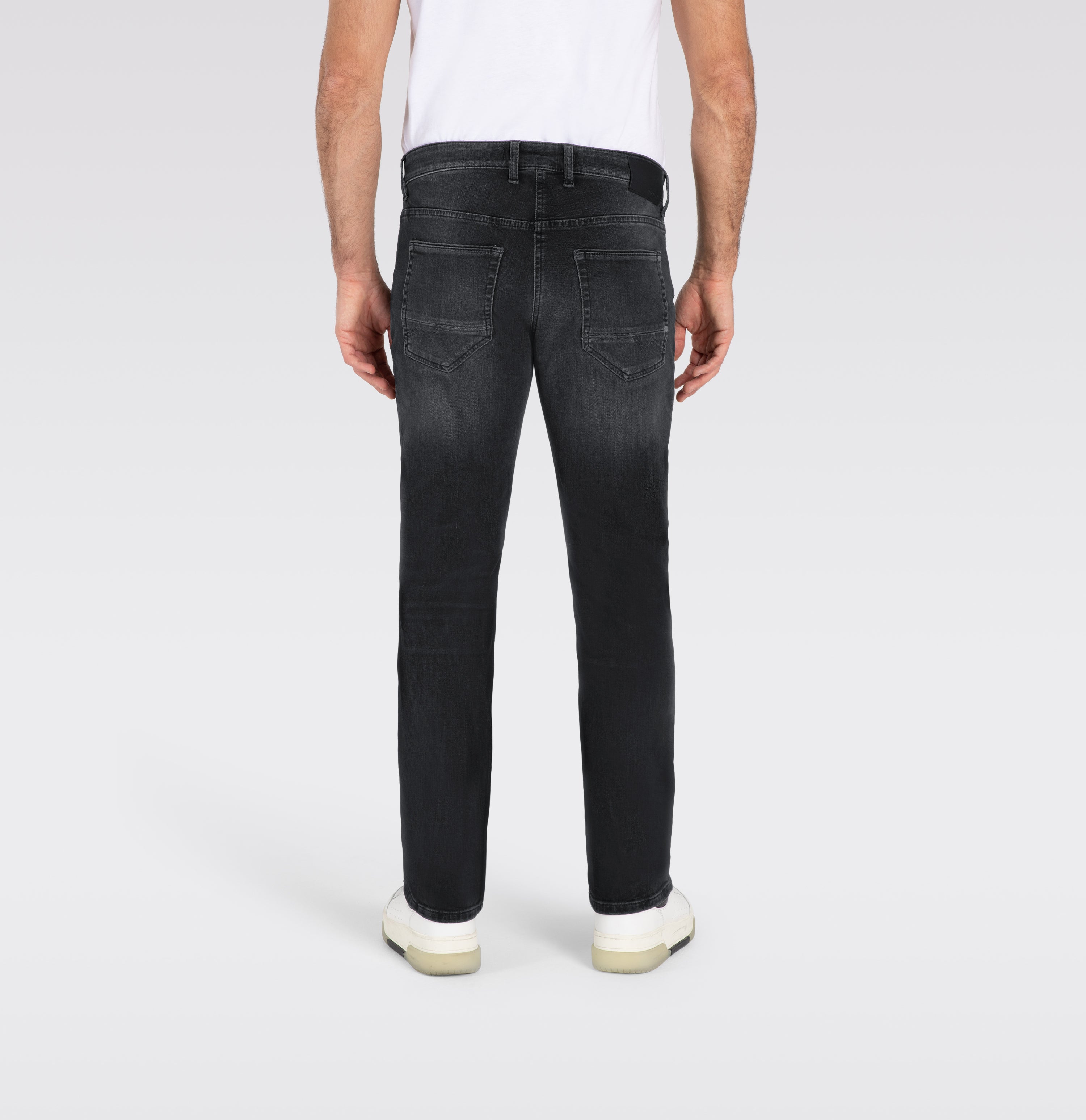 Slim driver jeans with a vintage look. | Arne Pipe | black black authentic used | Back view of model