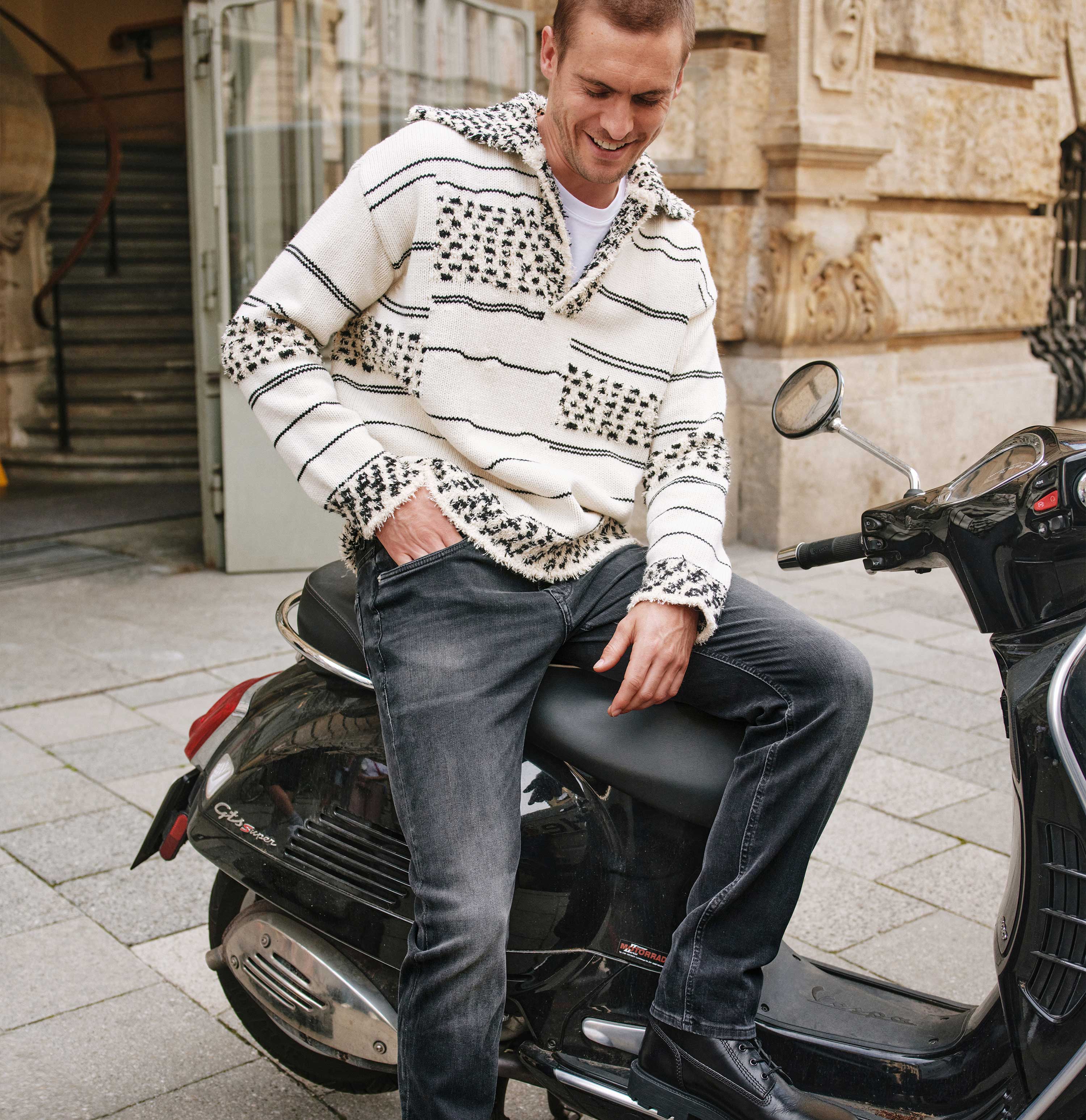 Highly elastic driver jeans with a vintage look. | S-NAME | S-FBBZ | Full-body of model