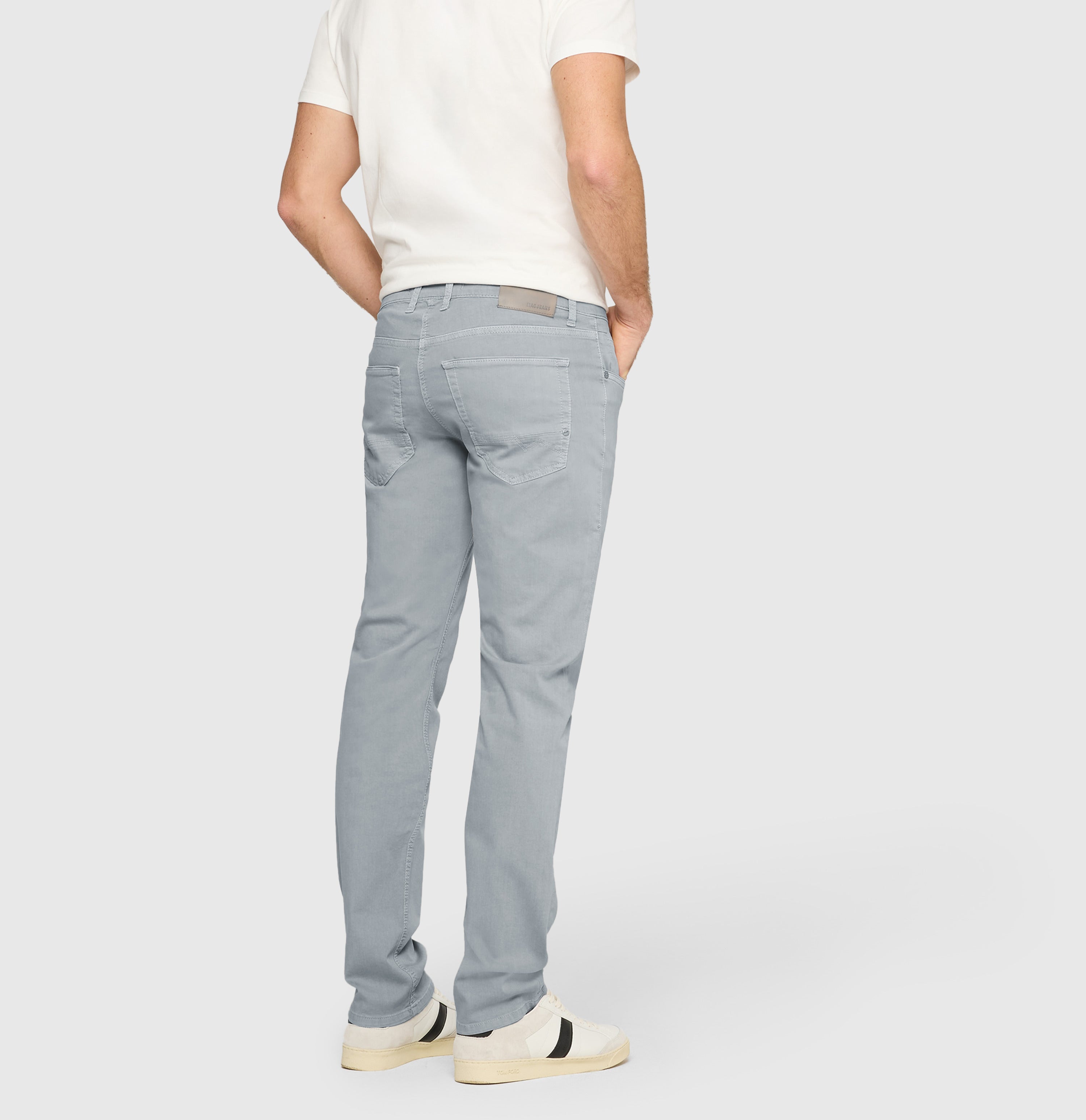 Light and flexible, vintage style colour denim. | Arne Pipe | silver | Back view of model