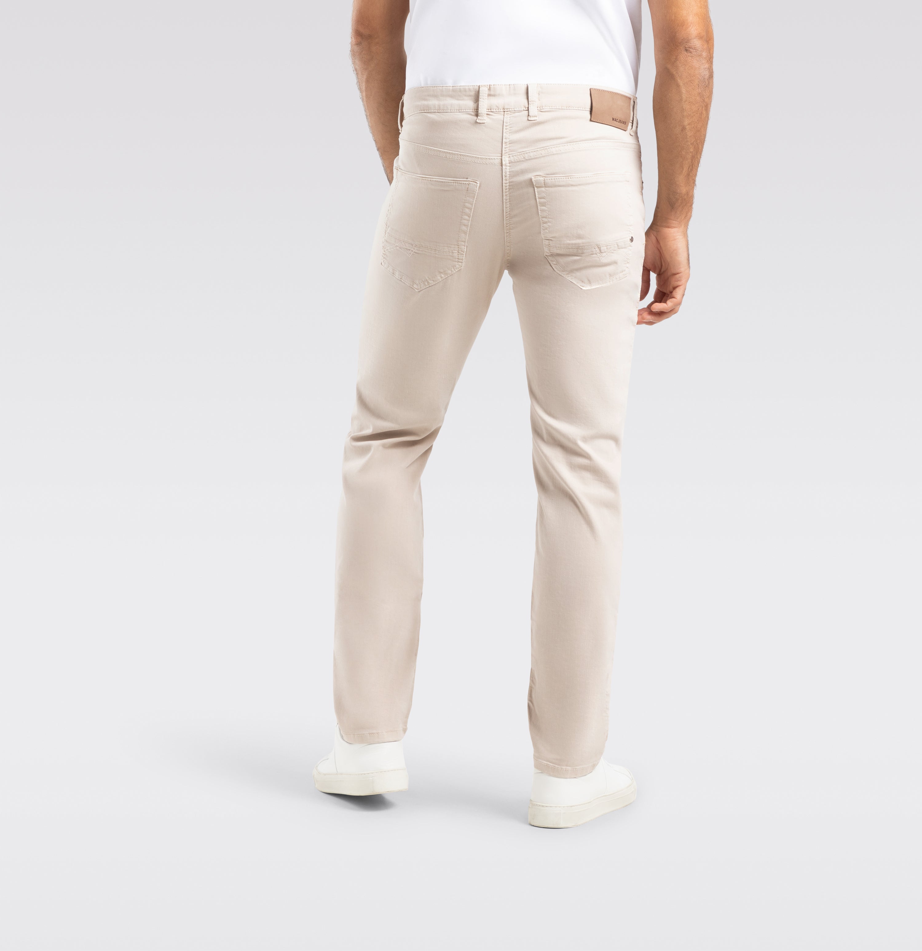 Light and flexible, vintage style colour denim. | Arne Pipe | kitt | Back view of model