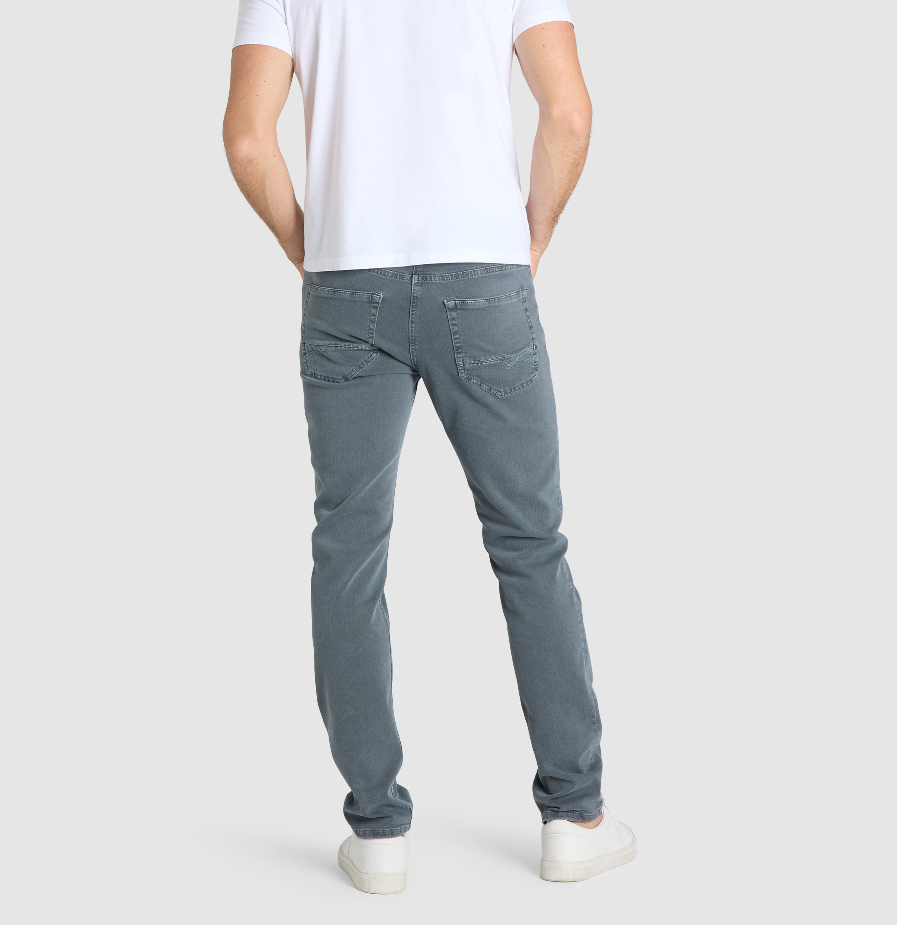 Very elastic modern jeans with organic cotton. | S-NAME | S-FBBZ | Back view of model