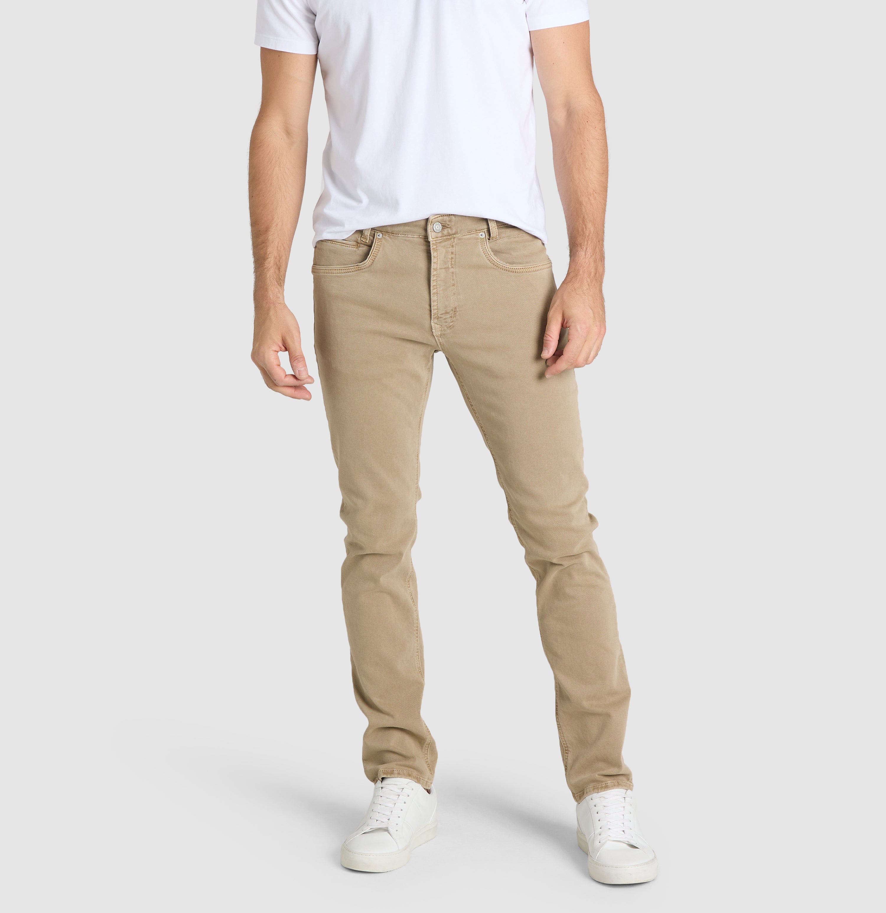 Very elastic modern jeans with organic cotton. | S-NAME | S-FBBZ | Front view of model