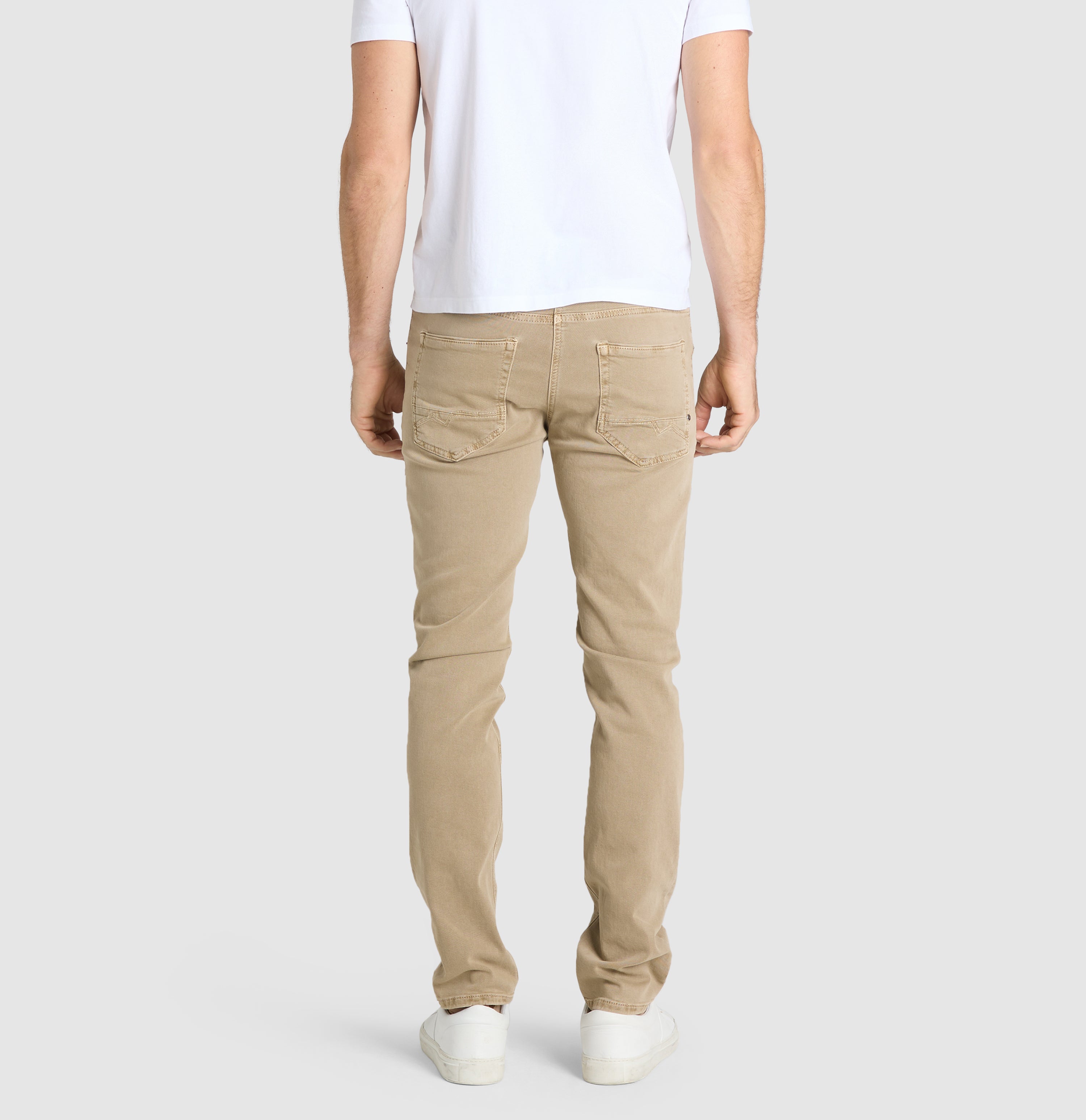 Very elastic modern jeans with organic cotton. | Arne Pipe | clay | Back view of model