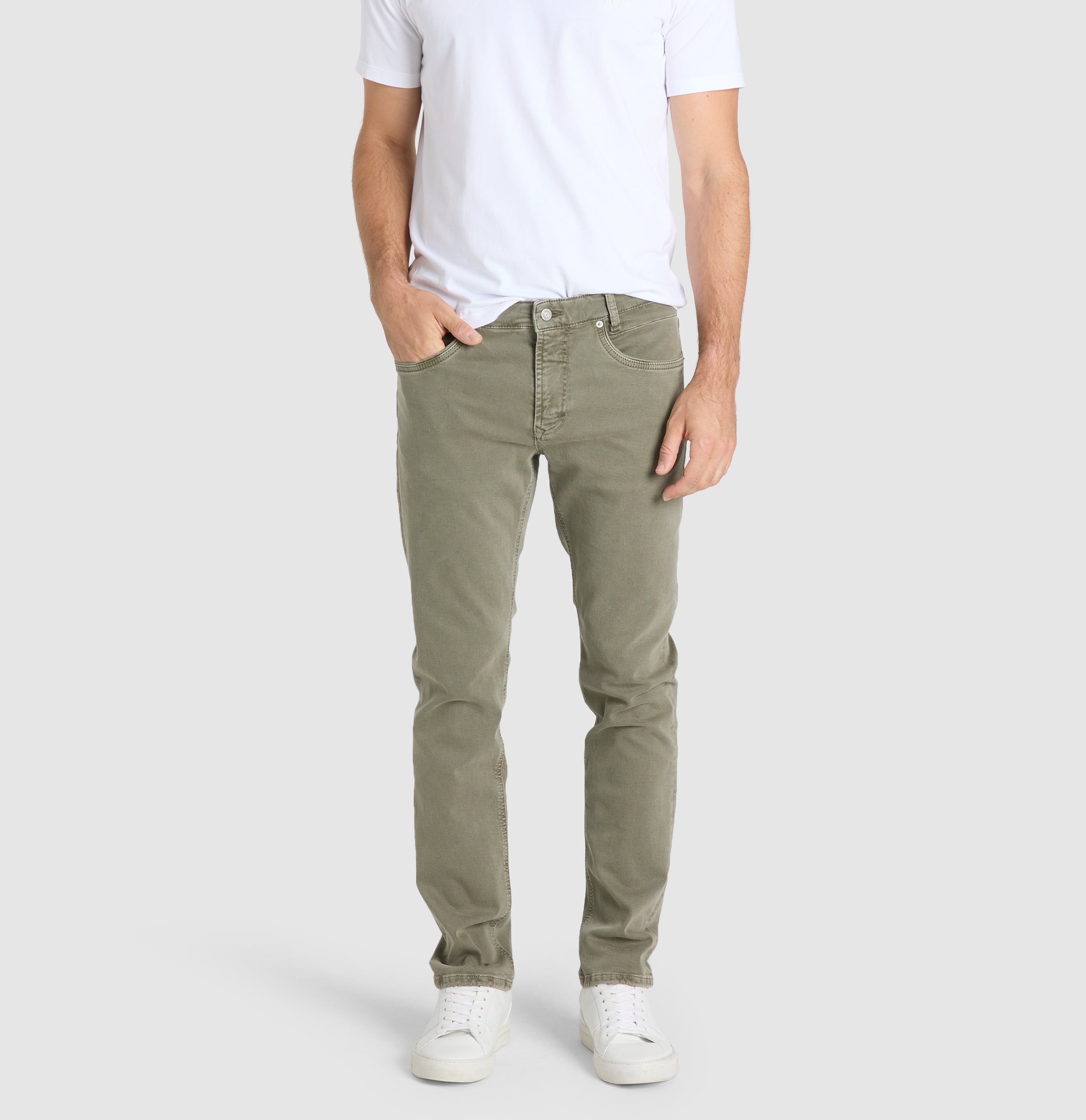 Very elastic modern jeans with organic cotton. | Arne Pipe | leaf green | Front view of model