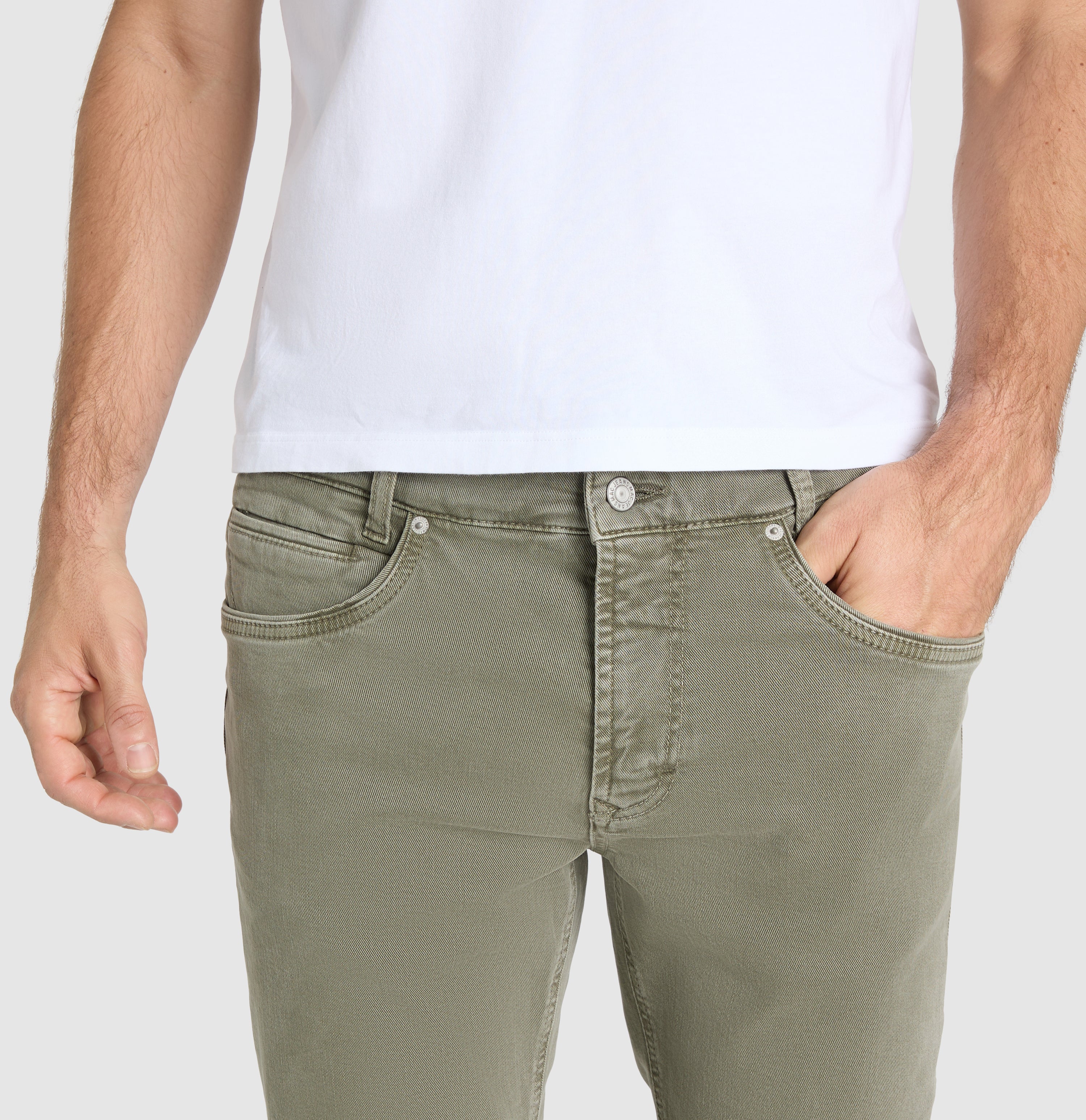 Very elastic modern jeans with organic cotton. | Arne Pipe | leaf green | Side view of model