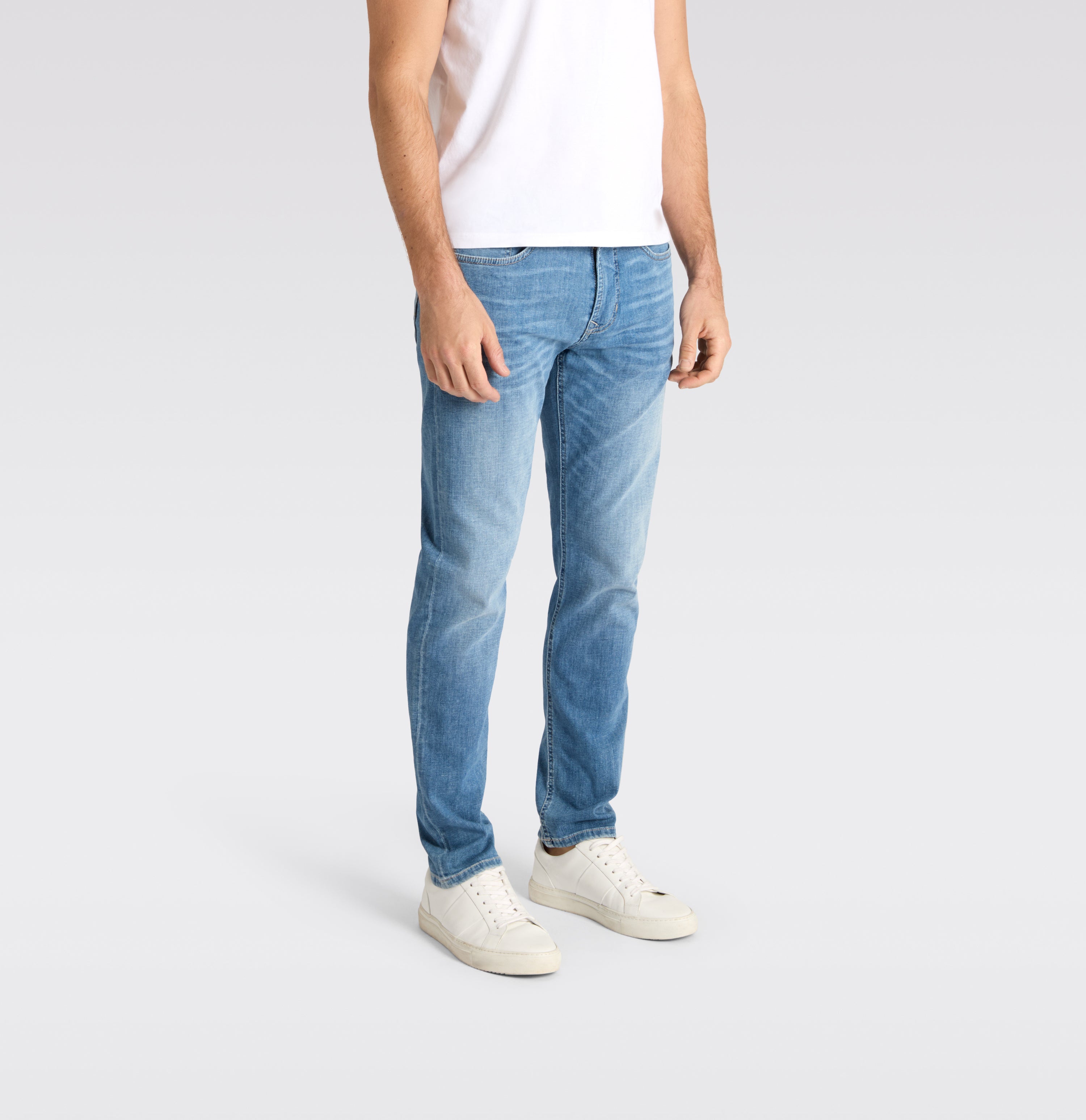 Slim jeans in a blend with linen. | Arne Pipe | light authentic used | Detailed view 4 of model