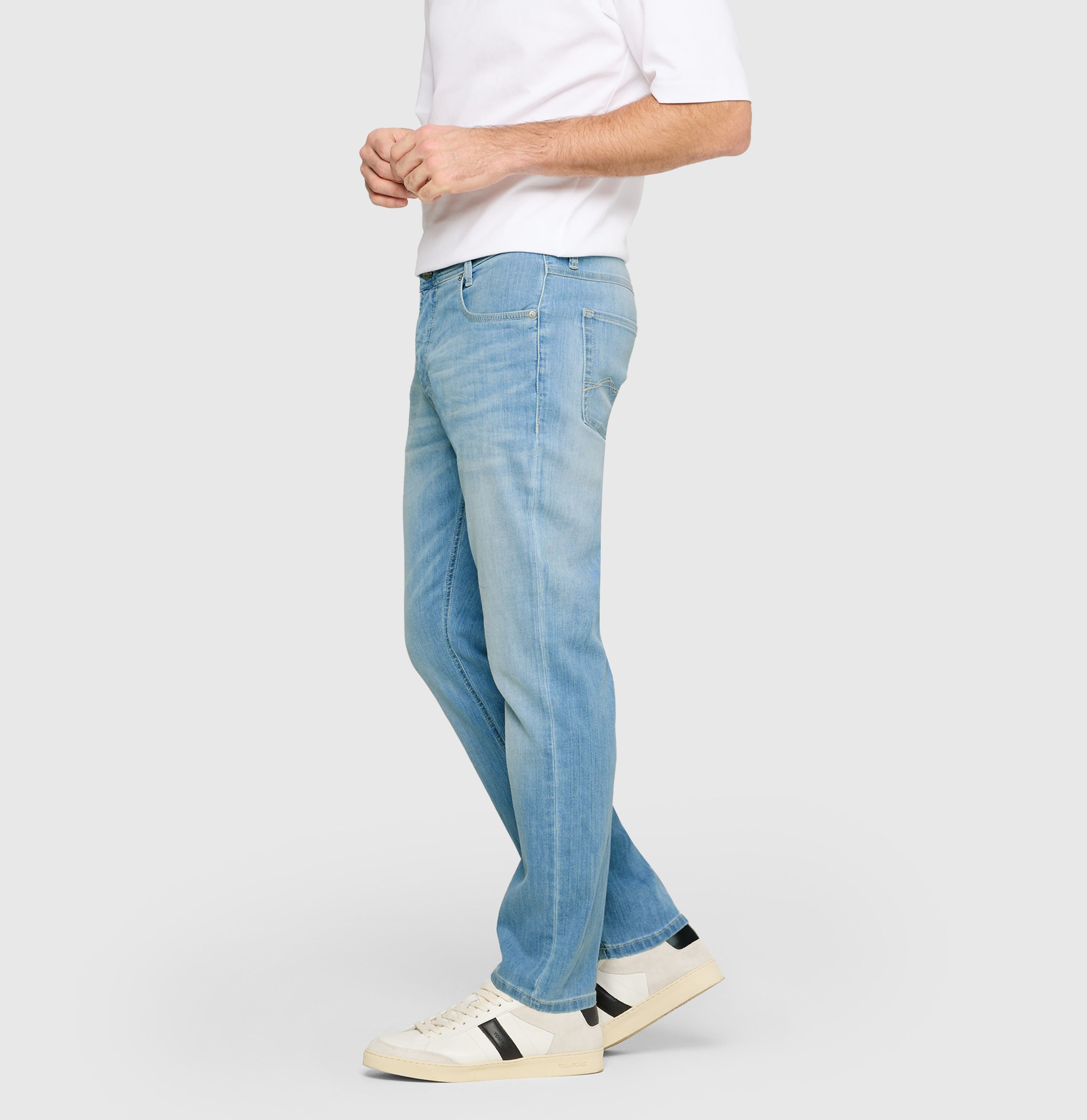 Light driver jeans with high elasticity. | Driver Jeans | authentic sky blue | Side view of model