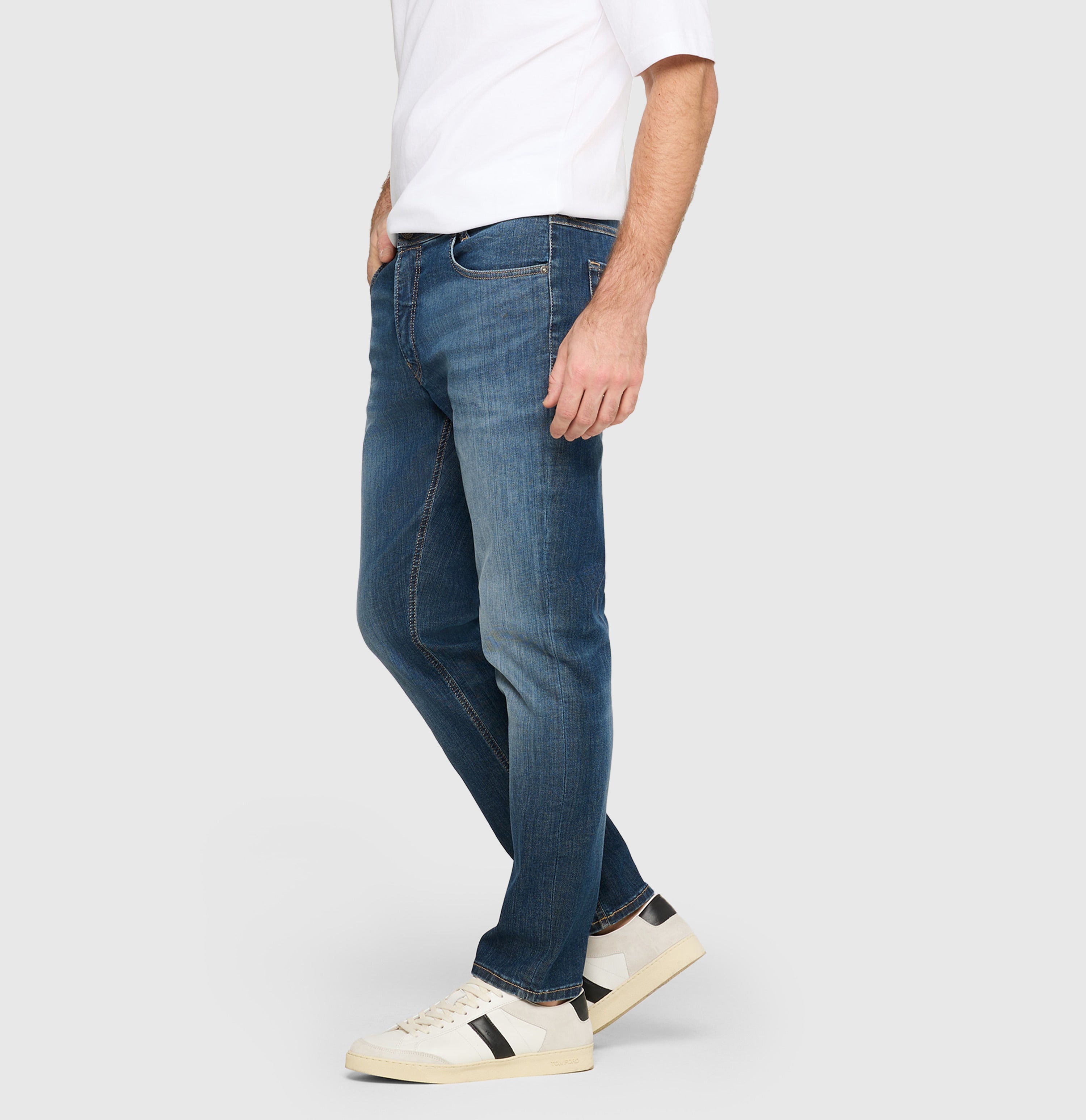 Light driver jeans with high elasticity. | Driver Jeans | history blue light used | Side view of model