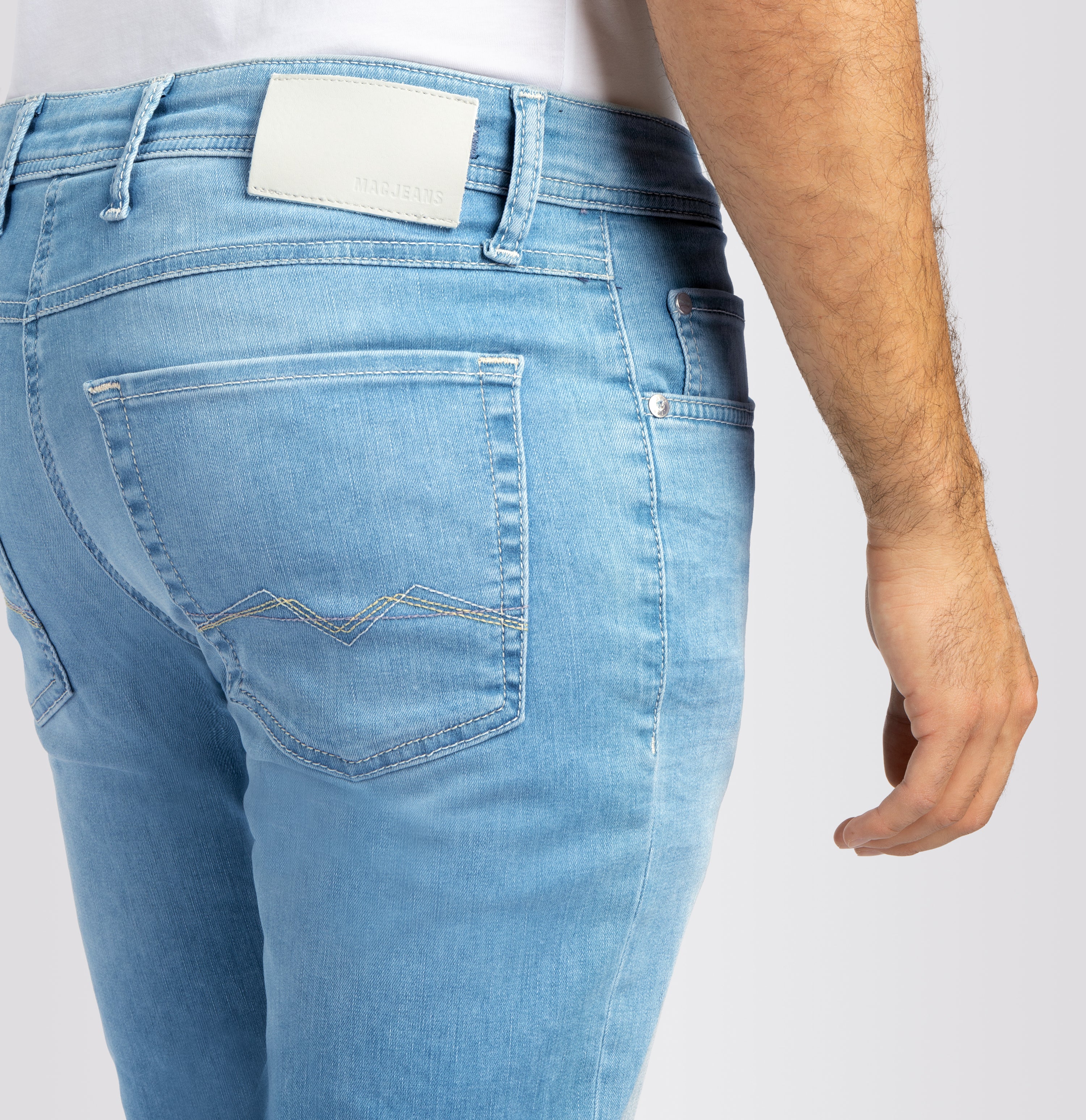 Highly elastic ultimate driver jeans in a modern fit. | S-NAME | S-FBBZ | Side view of model