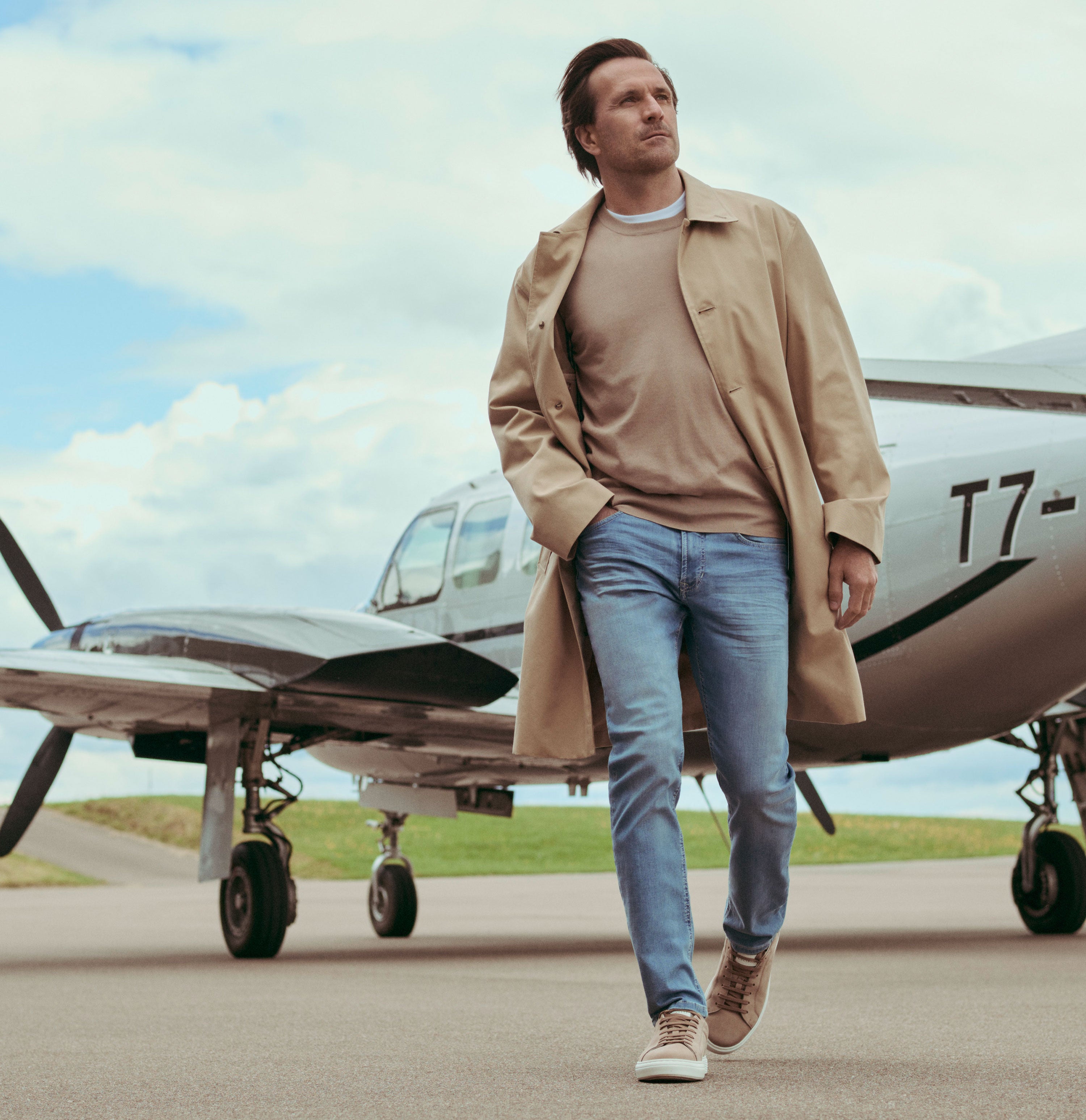 Highly elastic ultimate driver jeans in a modern fit. | Driver Jeans | light summer used | Campaign image 3