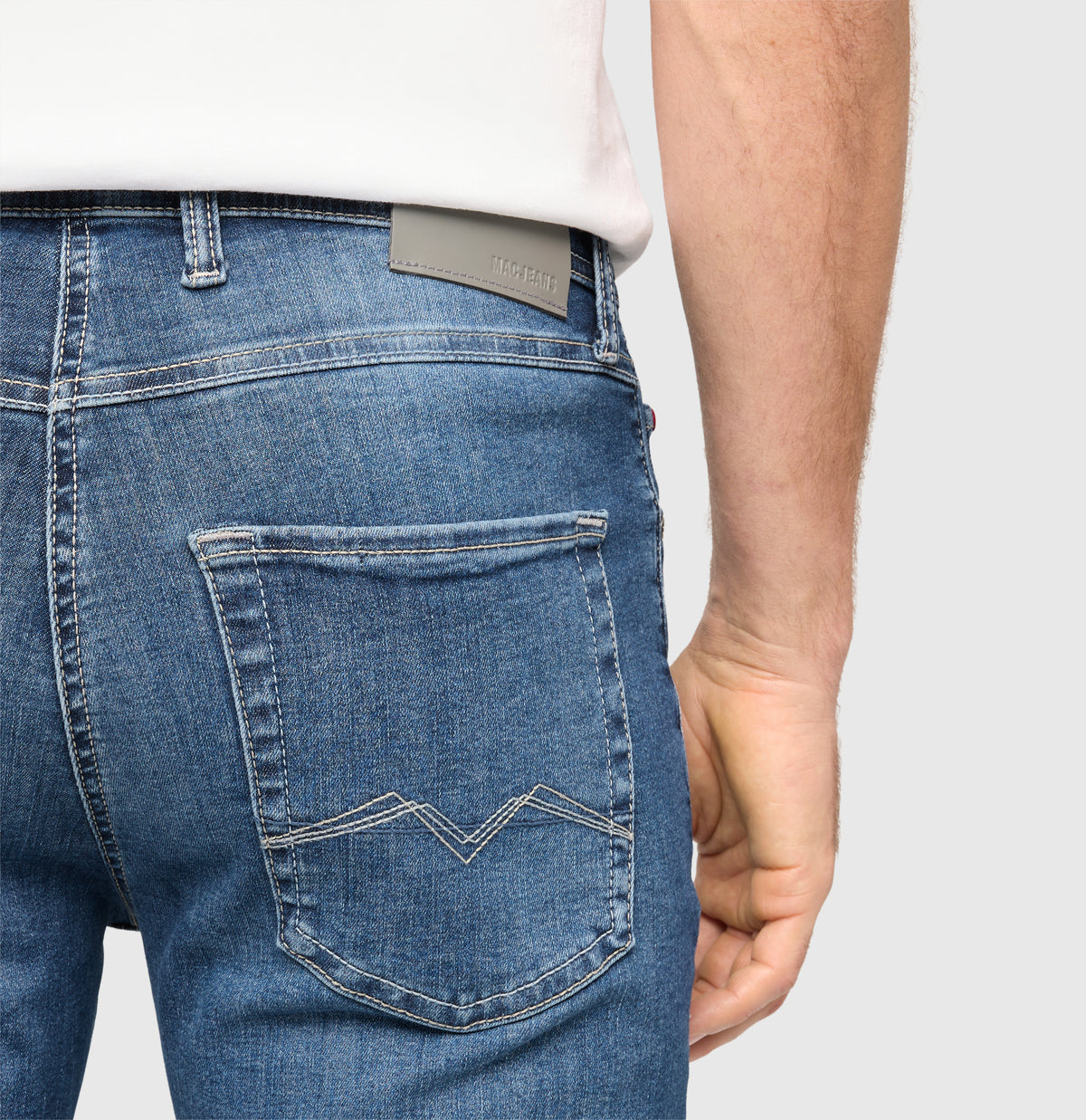Ultimate driver jeans in a modern fit. | Driver Jeans | deep blue vintage wash | Detailed view 2 of model