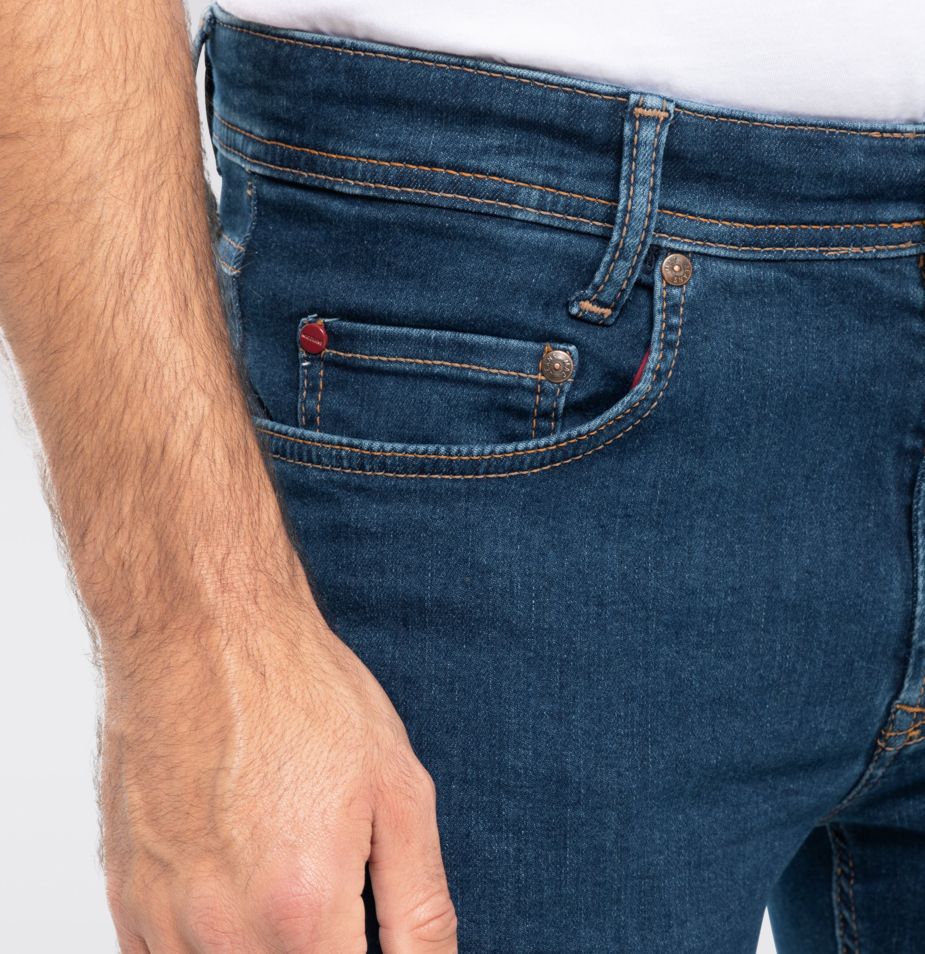Highly elastic ultimate driver jeans in a modern fit. | S-NAME | S-FBBZ | Side view of model