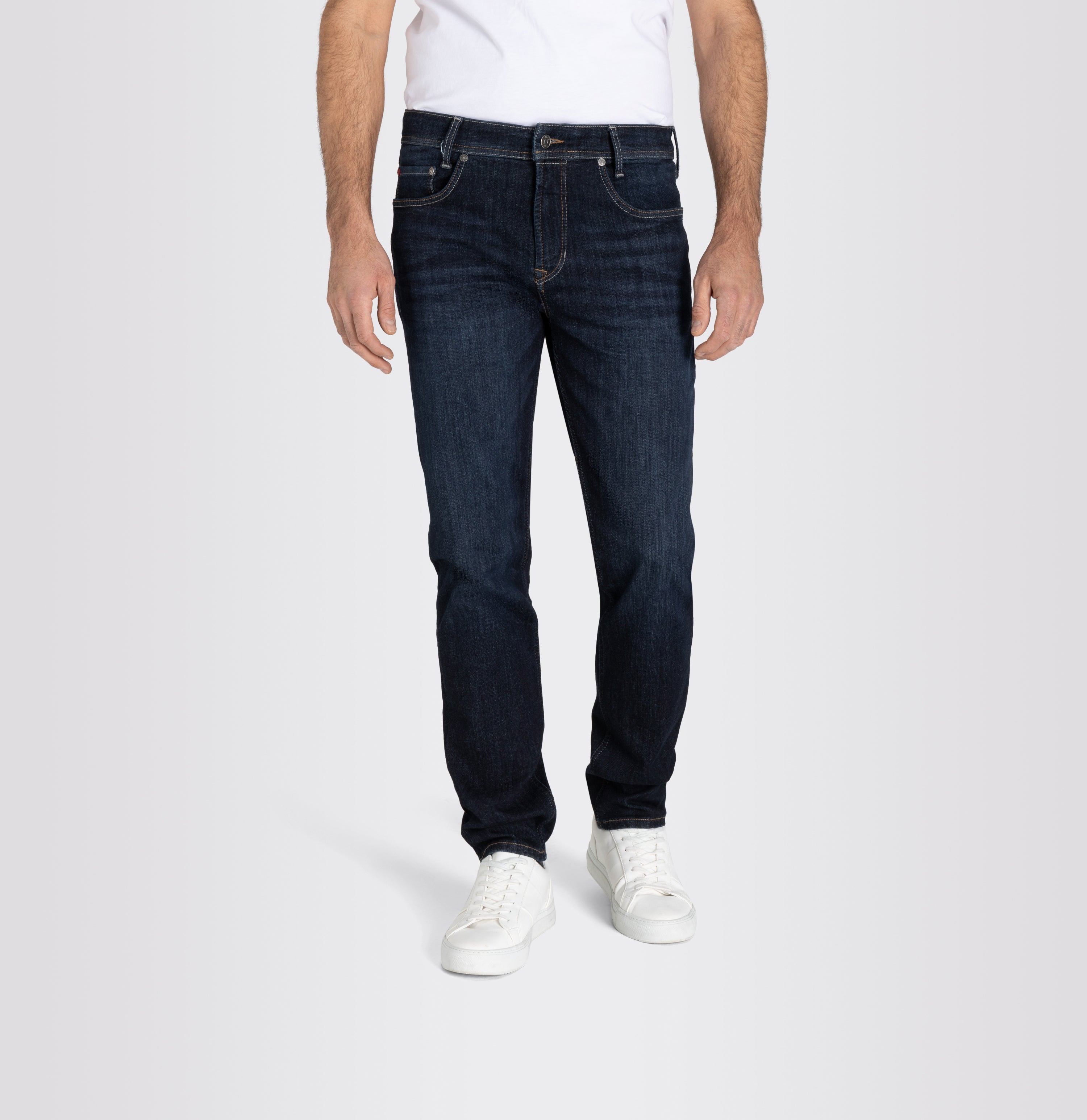 Ultimate driver jeans with a slim cut. | S-NAME | S-FBBZ | Front view of model