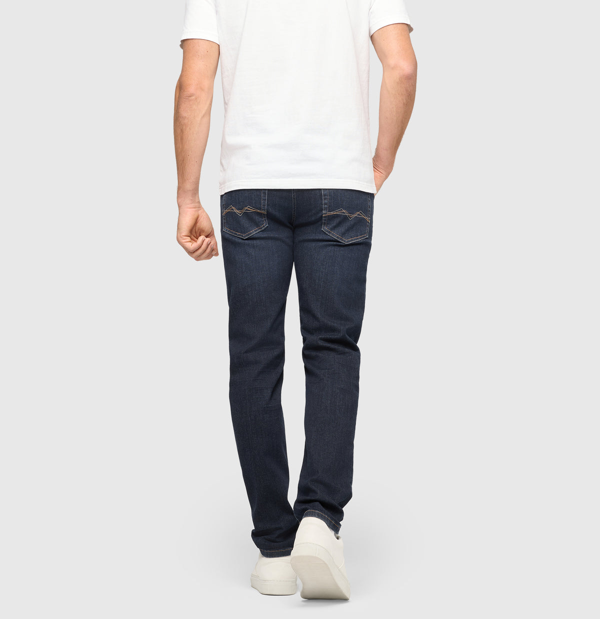 Ultimate driver’s jeans with a slim cut. | Driver Jeans | rinsed wash 3D | Back view of model
