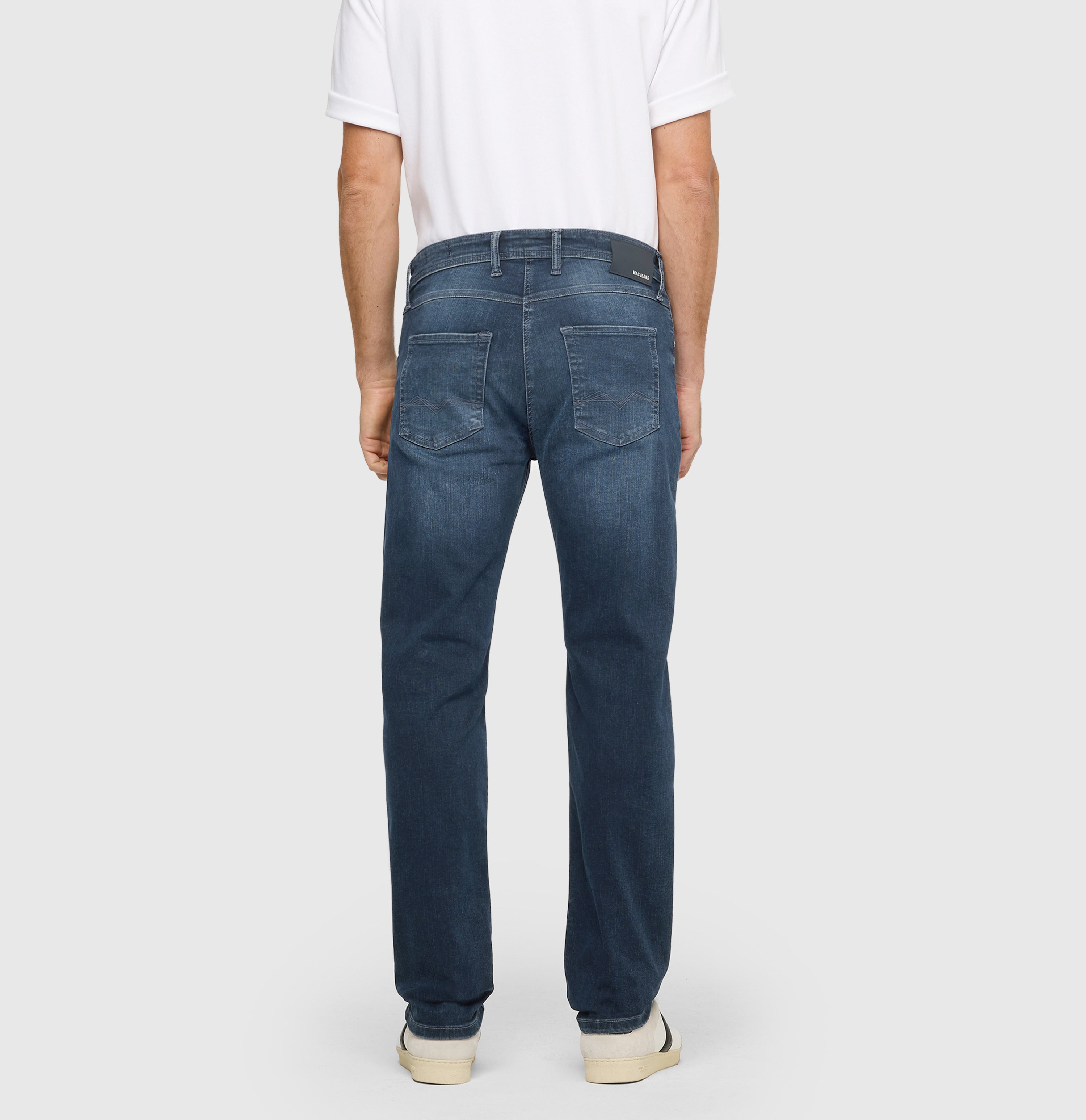 Ultimate driver’s jeans with a slim cut. | Driver Jeans | blue black authentic wash | Back view of model