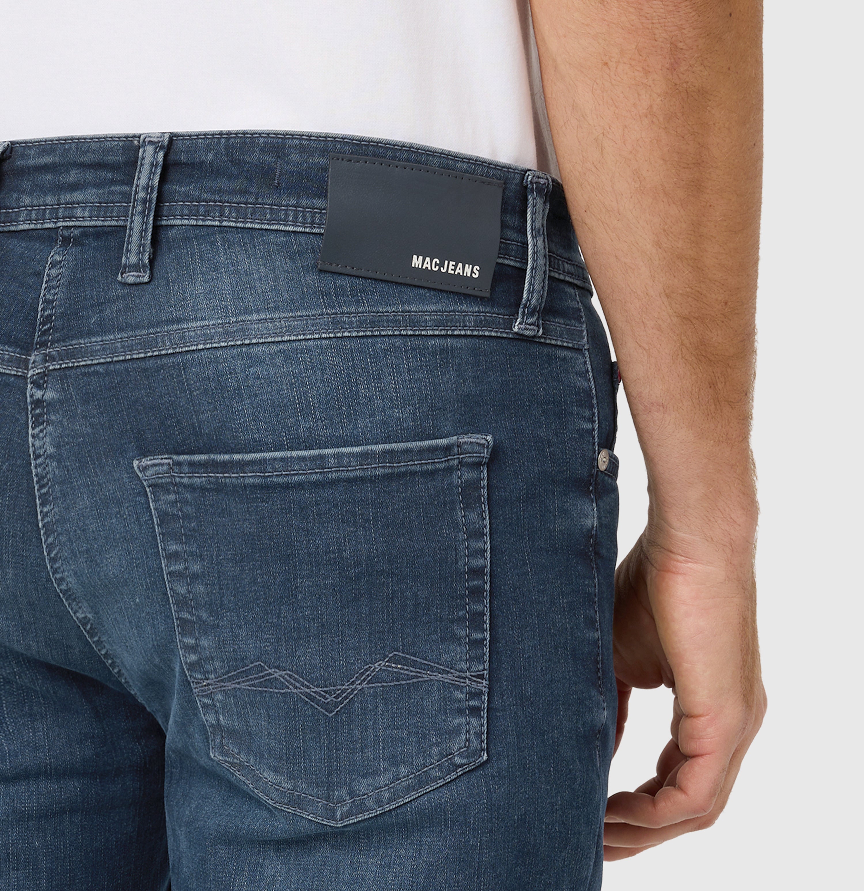 Ultimate driver’s jeans with a slim cut. | Driver Jeans | blue black authentic wash | Side view of model
