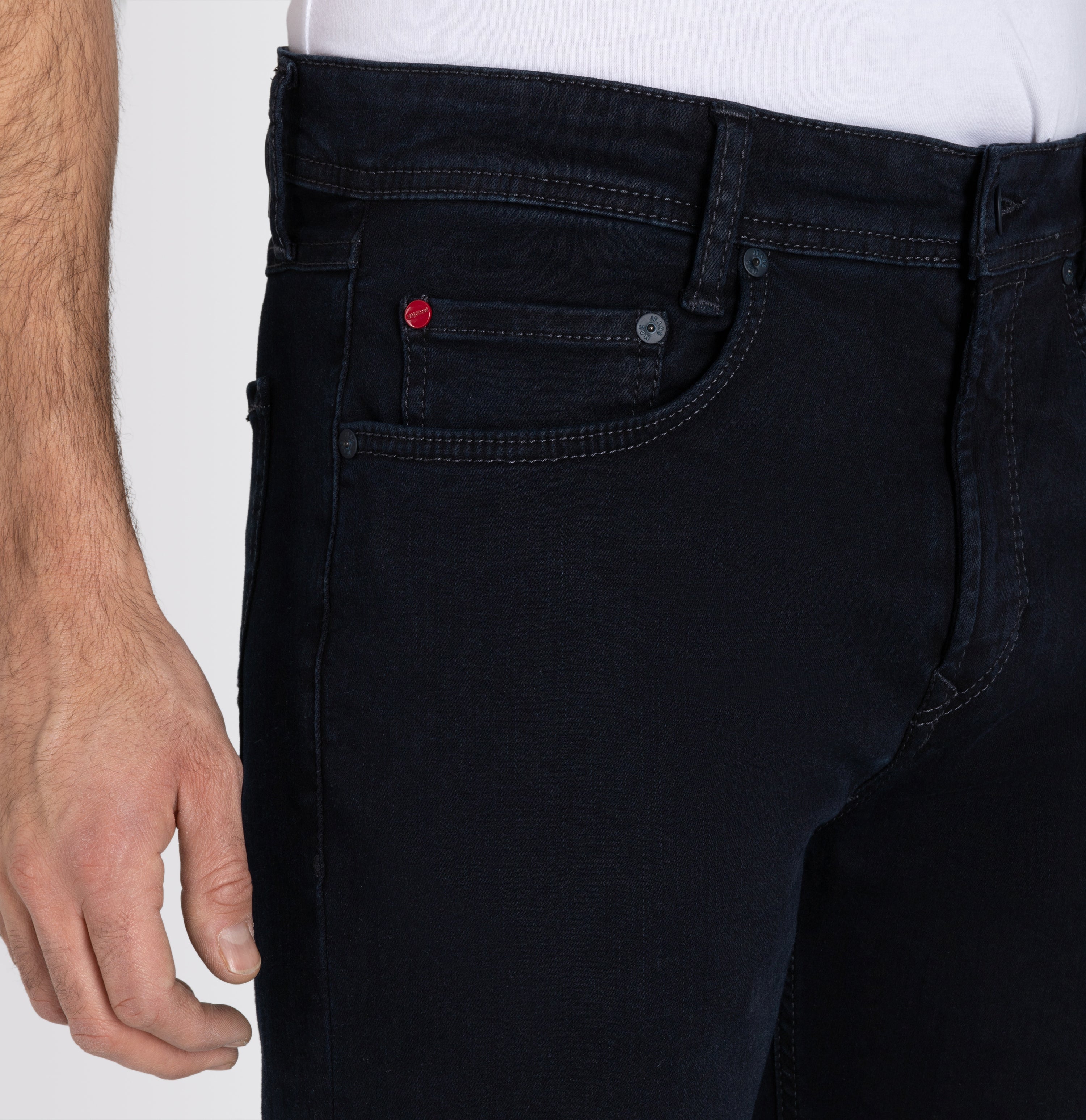 Ultimate driver jeans with a slim cut. | Driver Jeans | blue black | Side view of model