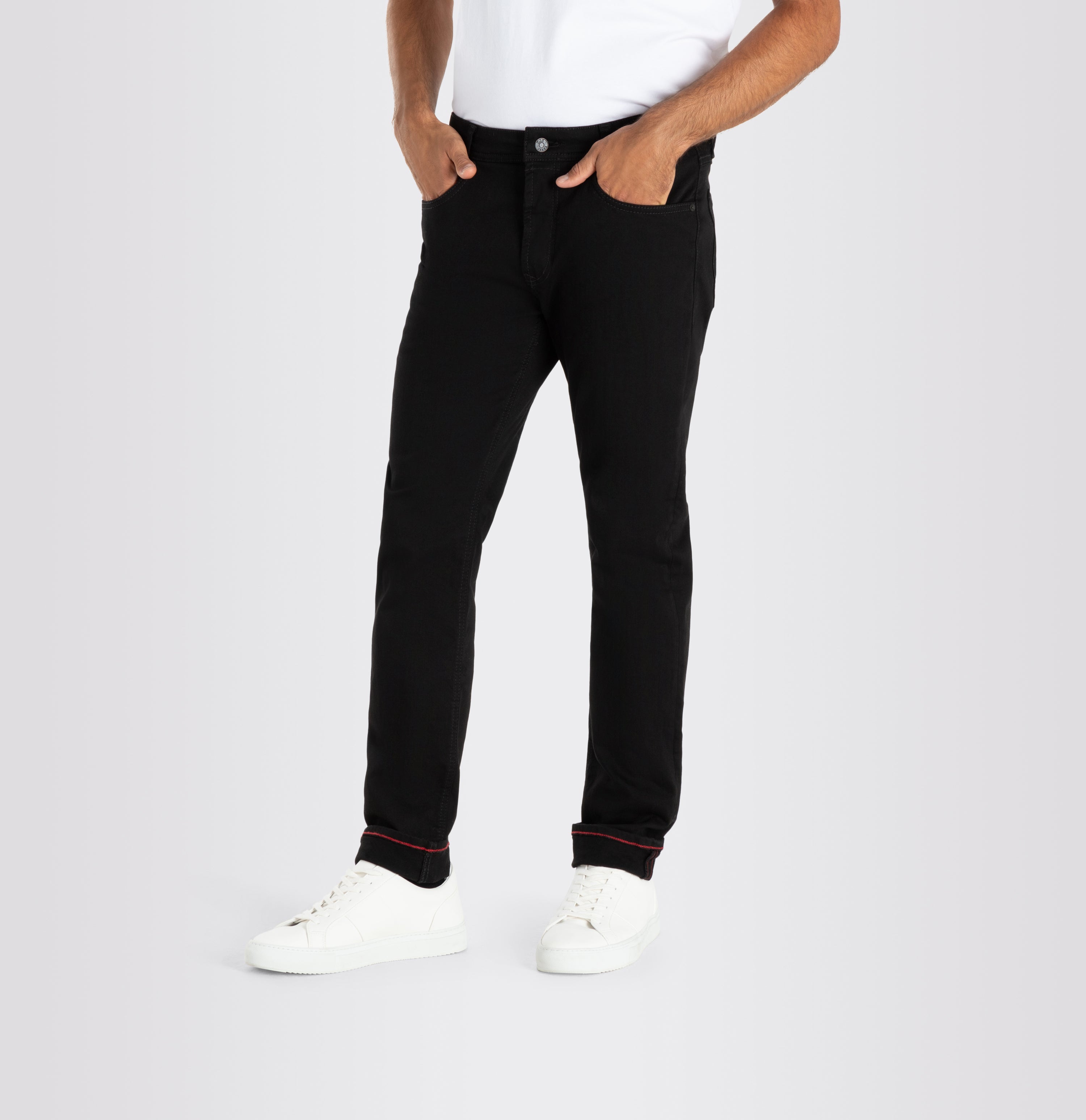 Highly elastic ultimate driver pants in a modern fit. | Driver Jeans | stay black black | Front view of model