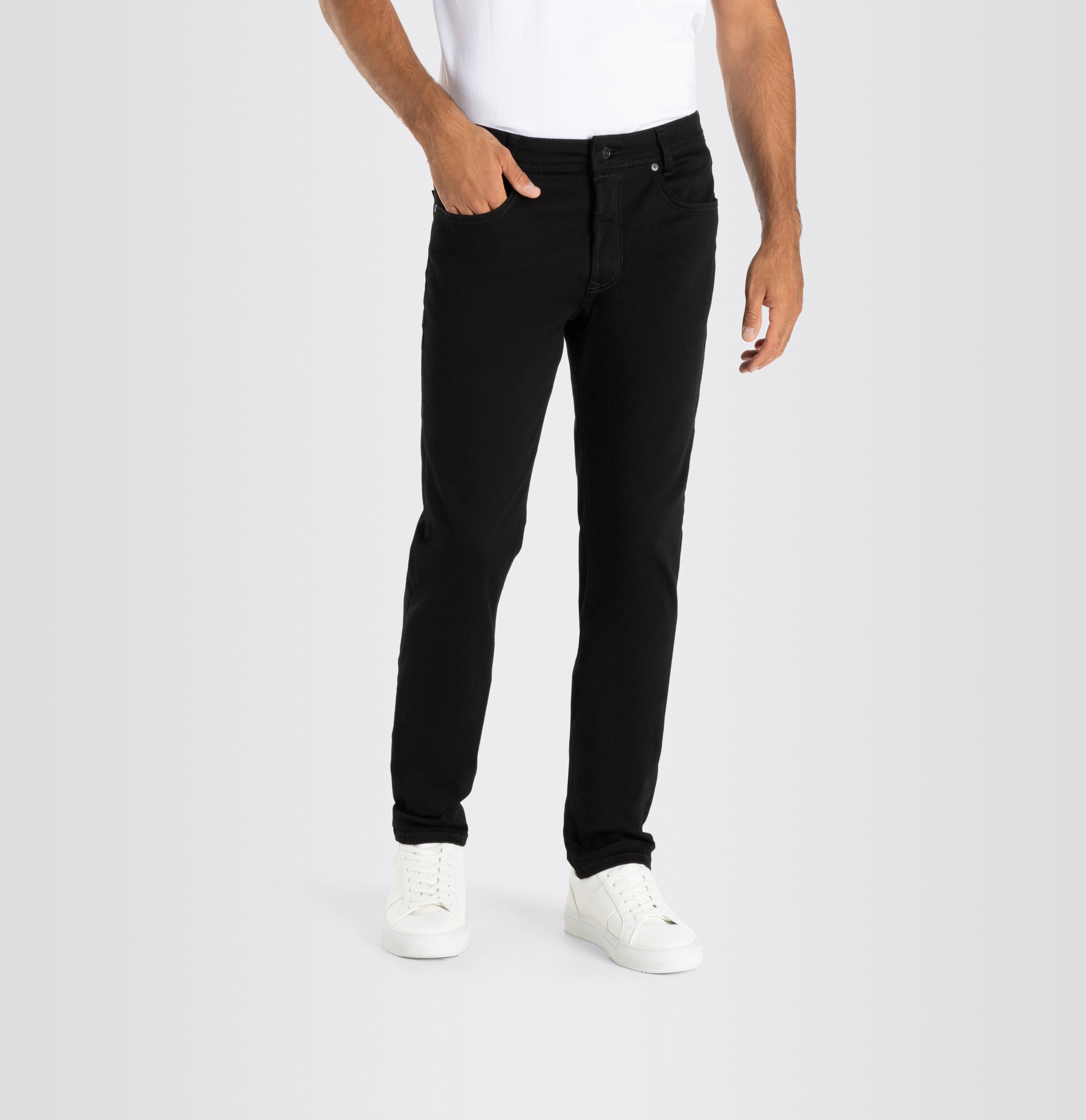 Highly elastic ultimate driver pants in a modern fit. | Driver Jeans | stay black black | Detailed view 2 of model