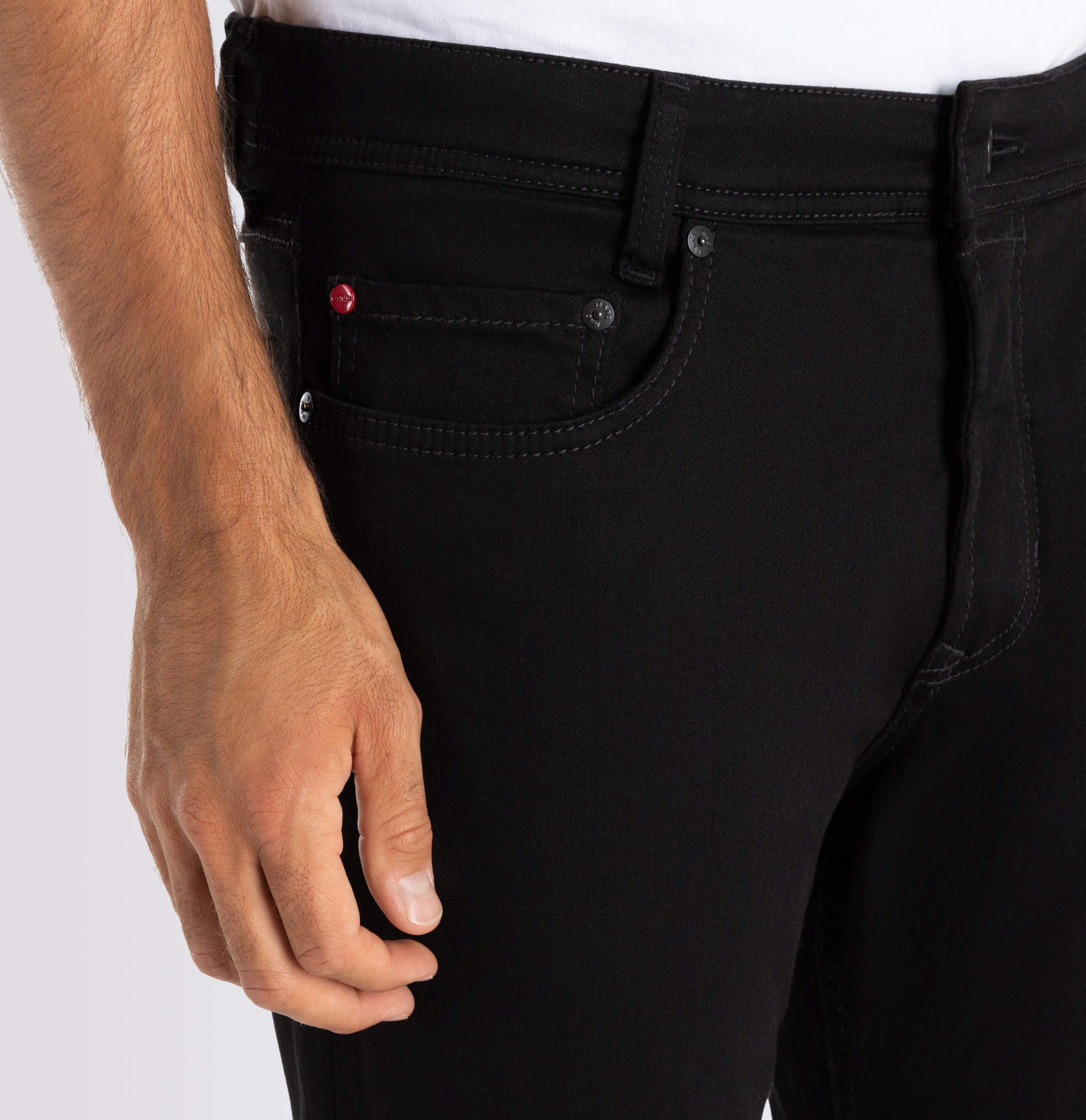 Highly elastic ultimate driver pants in a modern fit. | Driver Jeans | stay black black | Detailed view 3 of model