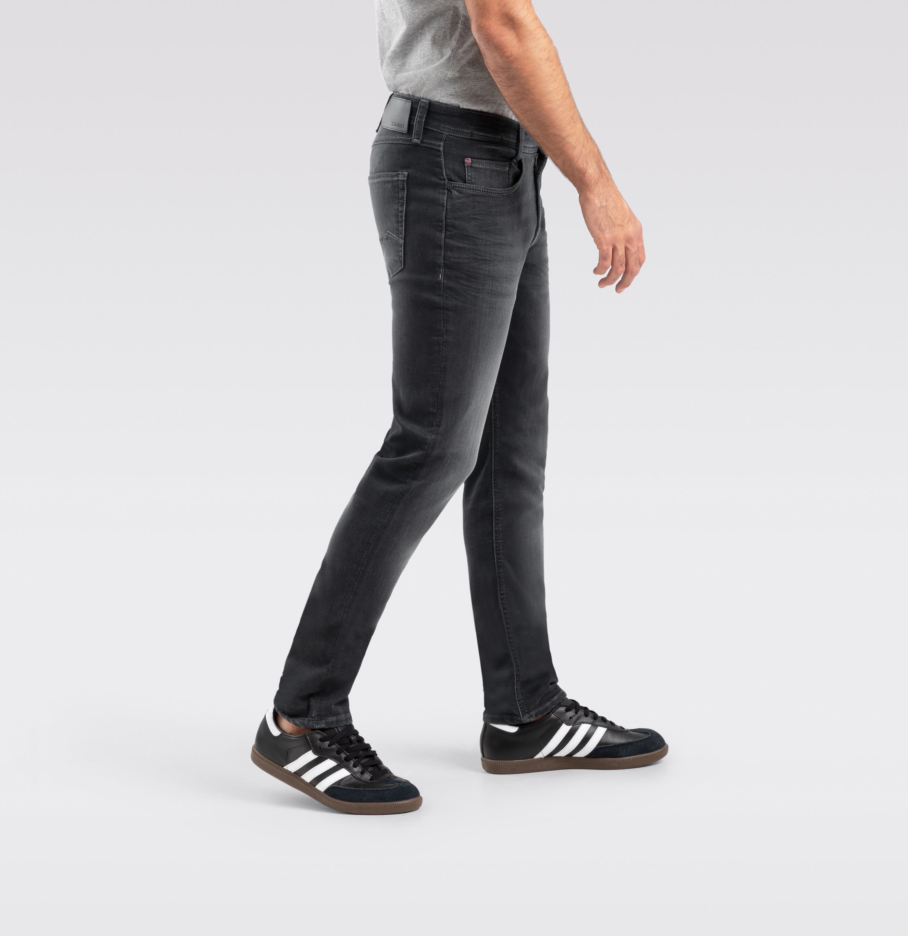 Ultimate driver jeans with a slim cut. | Driver Jeans | authentic grey used | Detailed view 2 of model