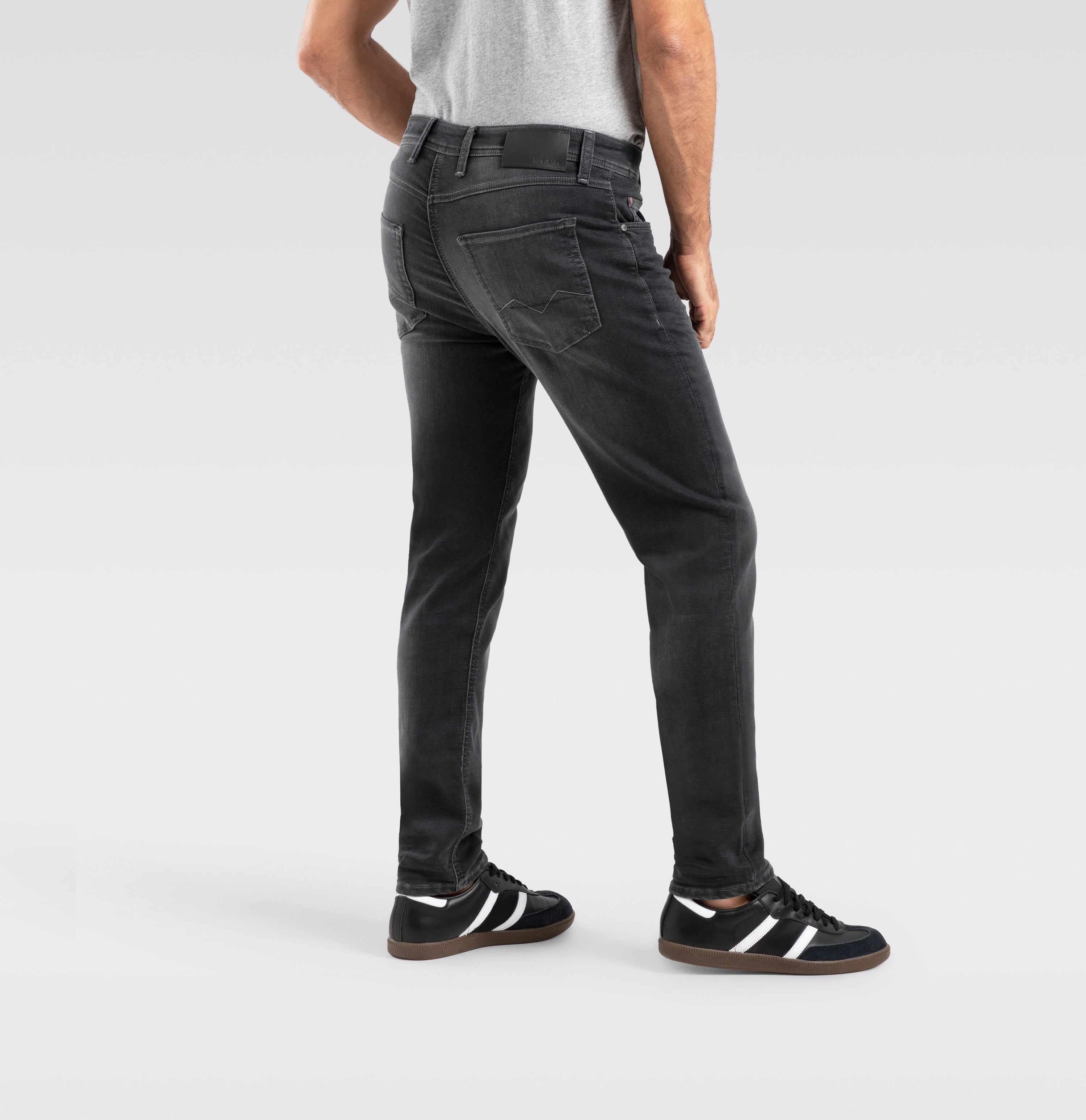 Ultimate driver jeans with a slim cut. | Driver Jeans | authentic grey used | Detailed view 3 of model