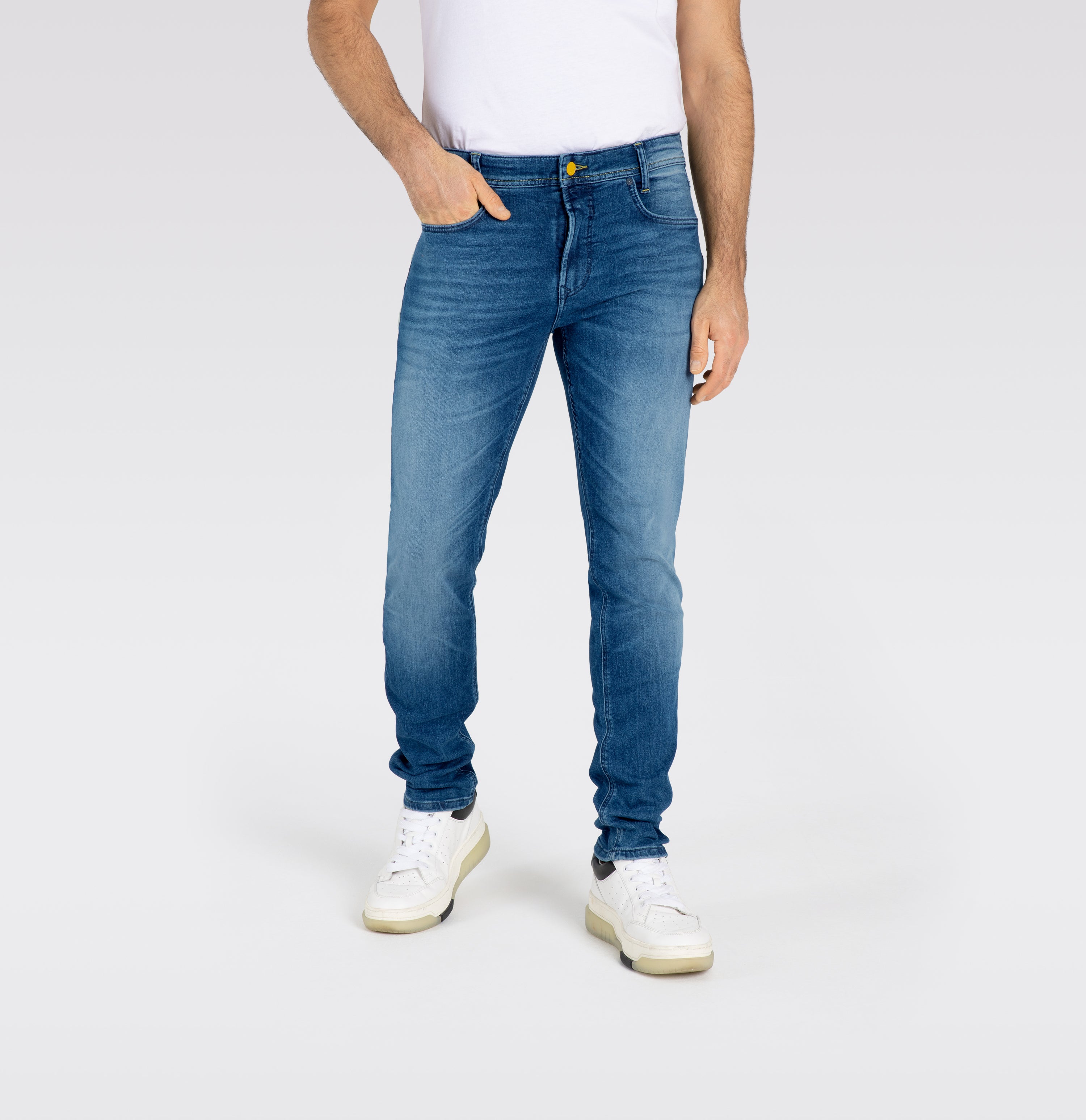Ultimate driver jeans with high wearing comfort. | Driver Jeans | authentic dark blue used | Front view of model