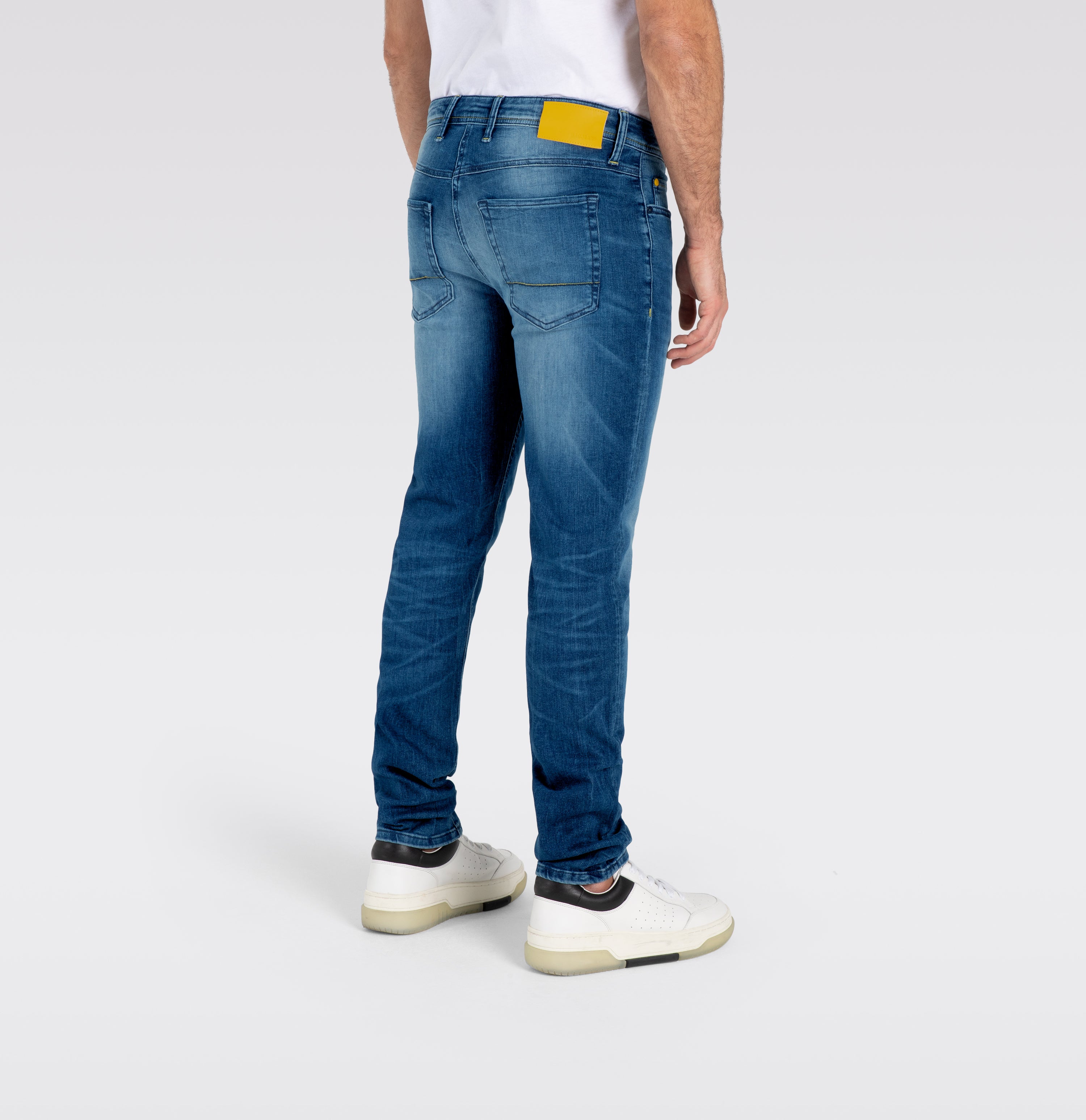 Ultimate driver jeans with high wearing comfort. | Driver Jeans | authentic dark blue used | Detailed view 2 of model
