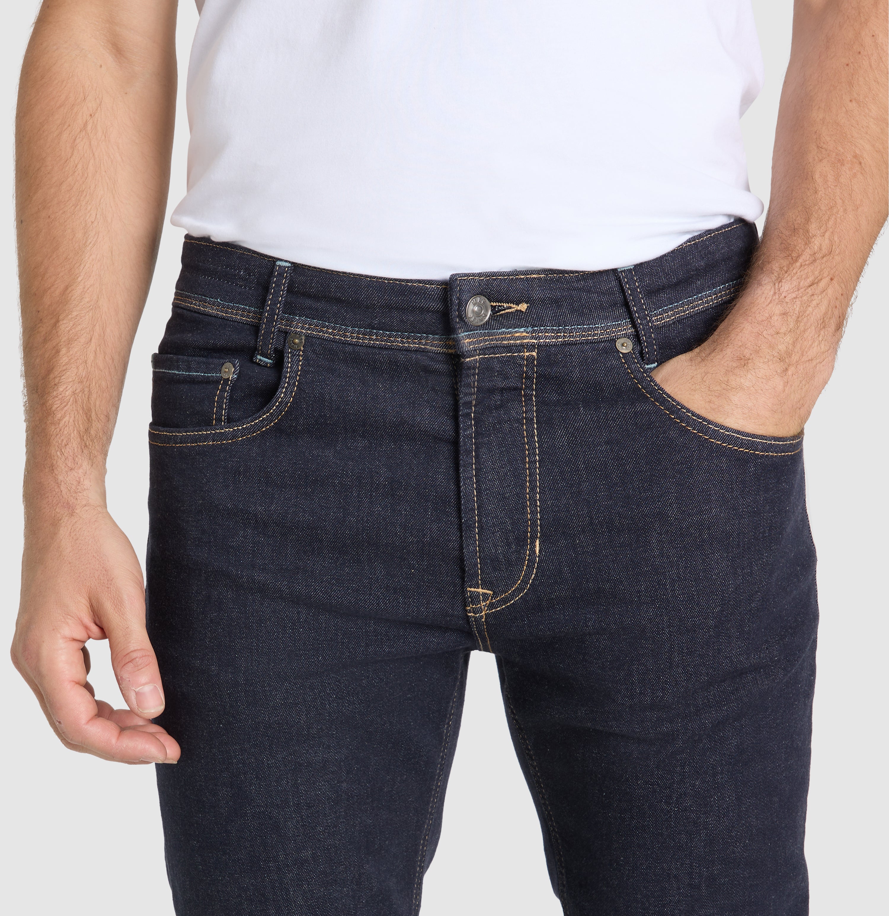 Ultimate driver jeans in a highly flexible material. | S-NAME | S-FBBZ | Side view of model
