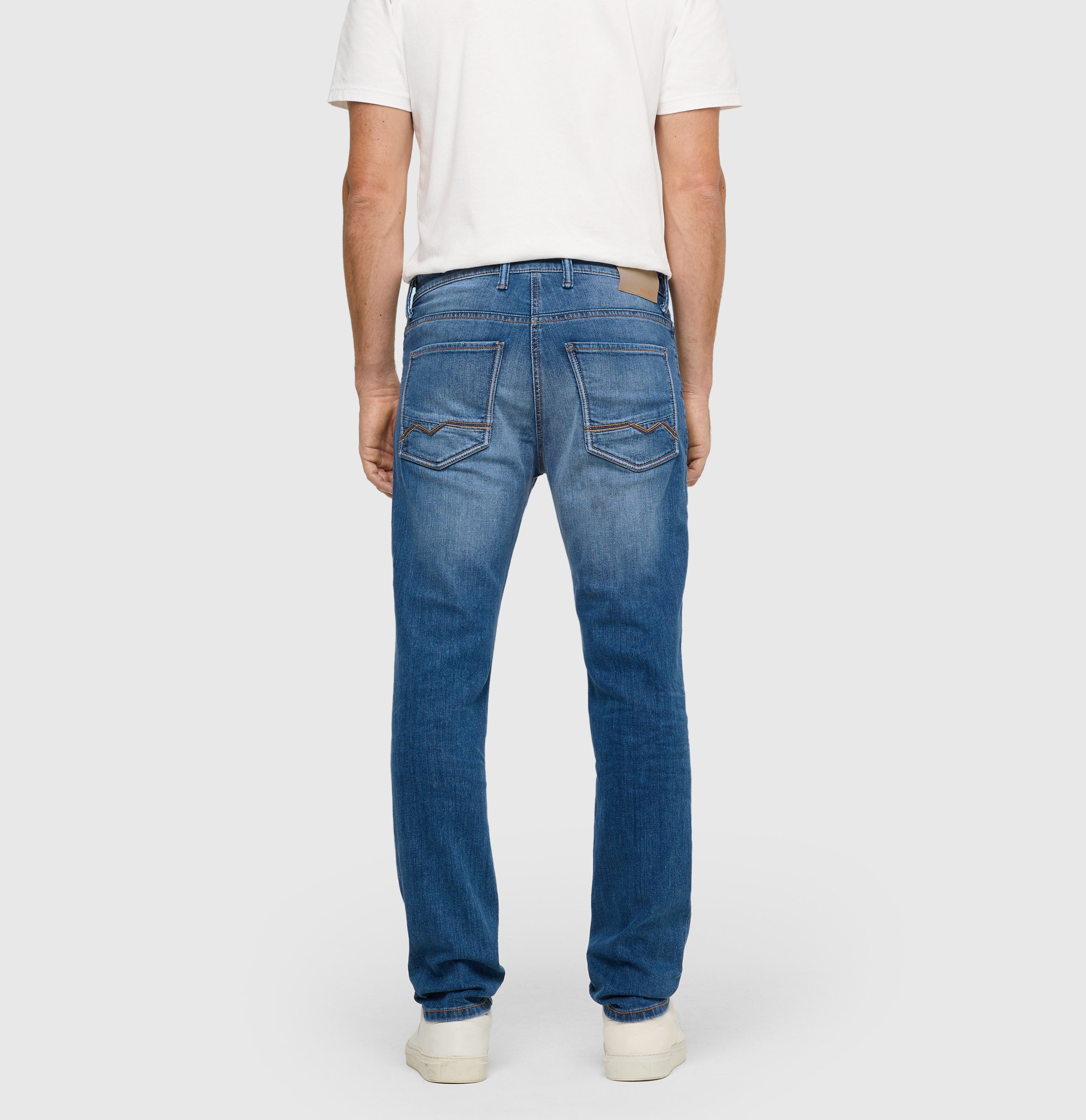 Slim jeans in a cotton-hemp blend. | Arne Pipe | hemp midblue authentic | Back view of model