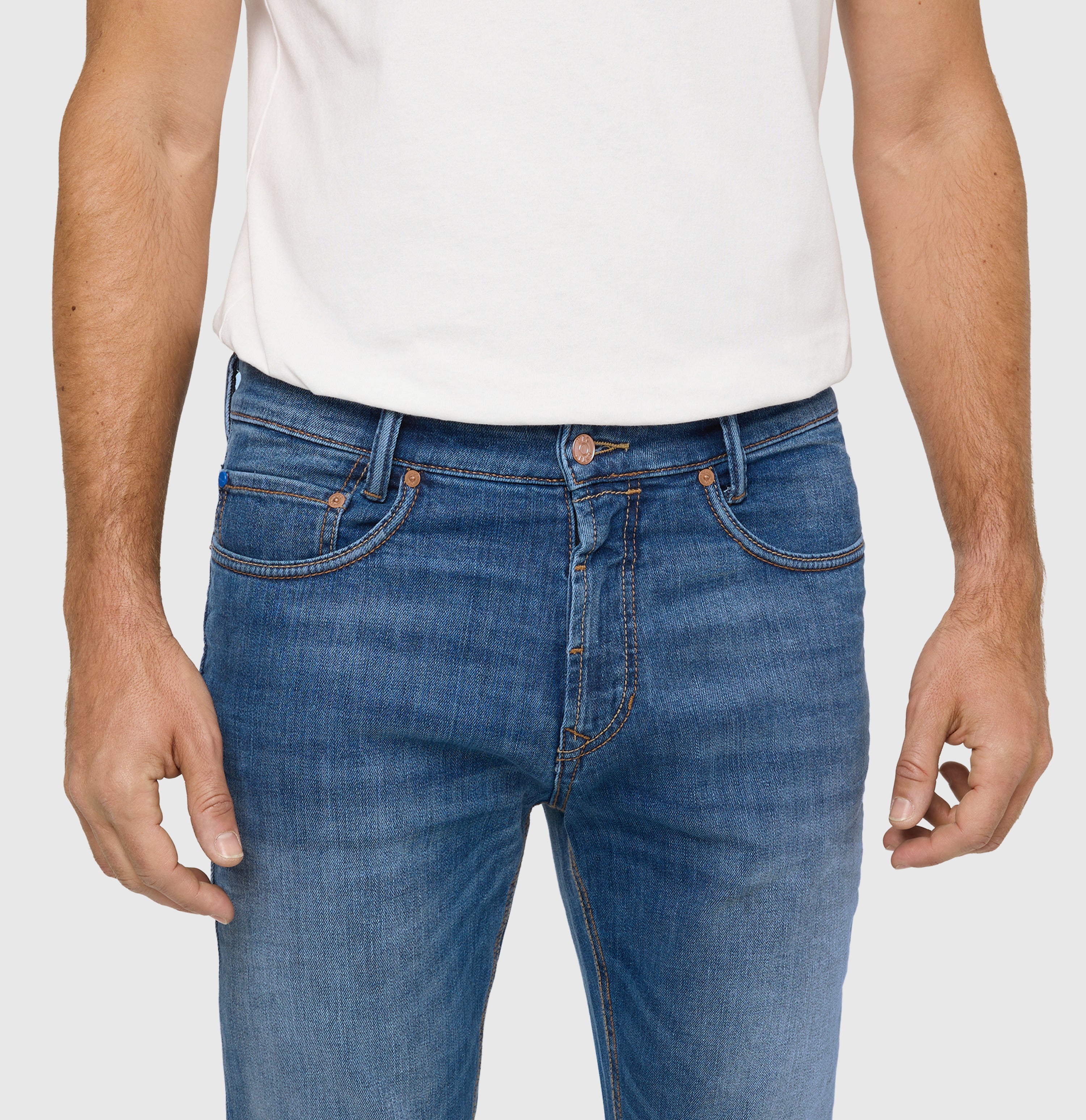 Slim jeans in a cotton-hemp blend. | Arne Pipe | hemp midblue authentic | Detailed view 2 of model