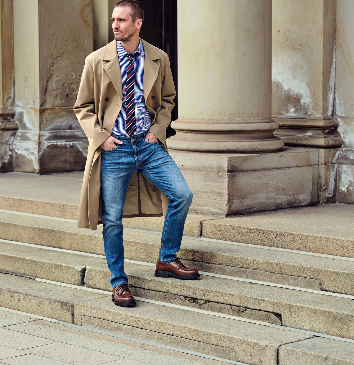 Slim jeans in a cotton-hemp blend. | Arne Pipe | hemp midblue authentic | Campaign image 3