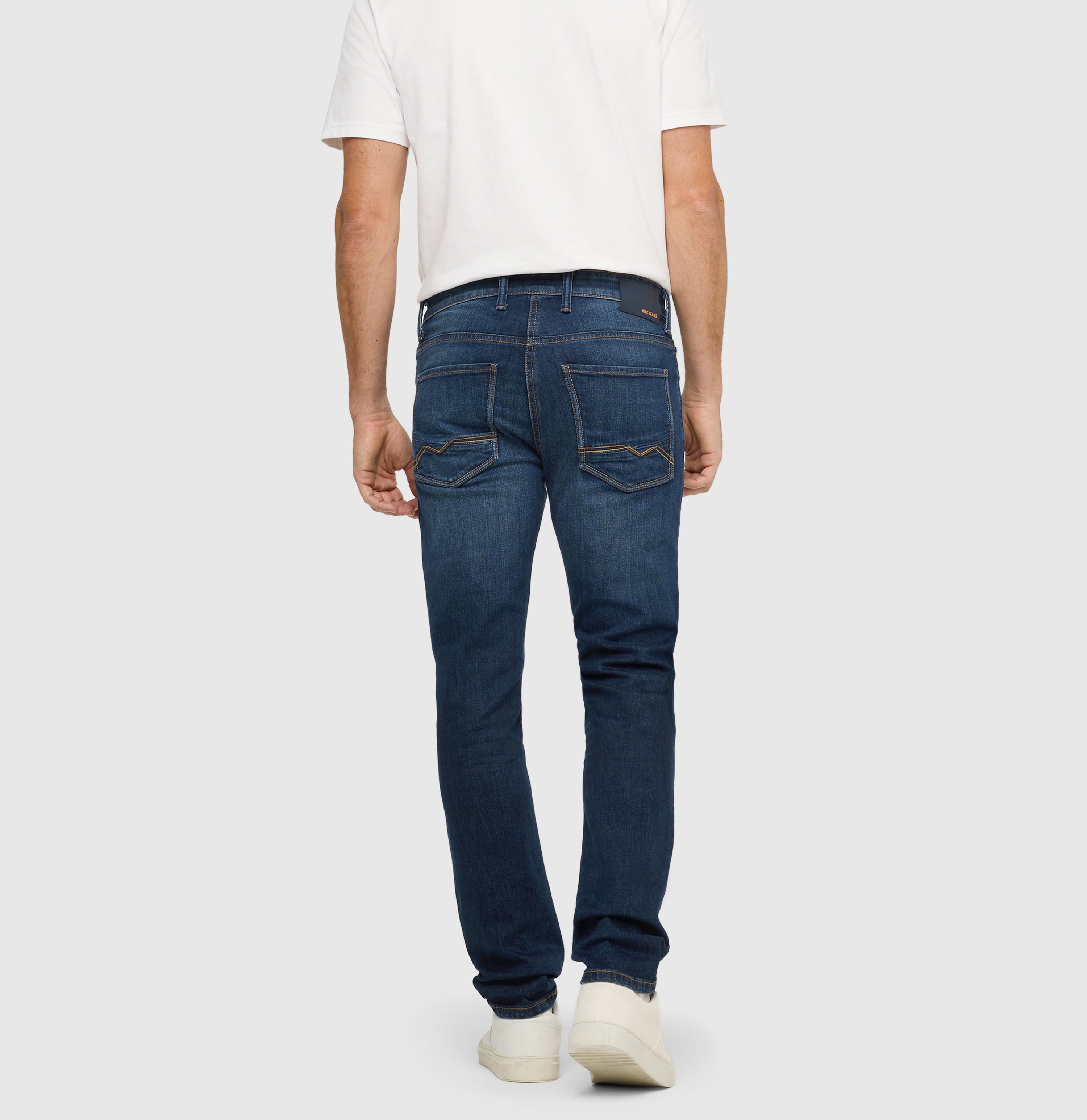 Slim jeans in a cotton-hemp blend. | Arne Pipe | dark blue 3D wash | Back view of model