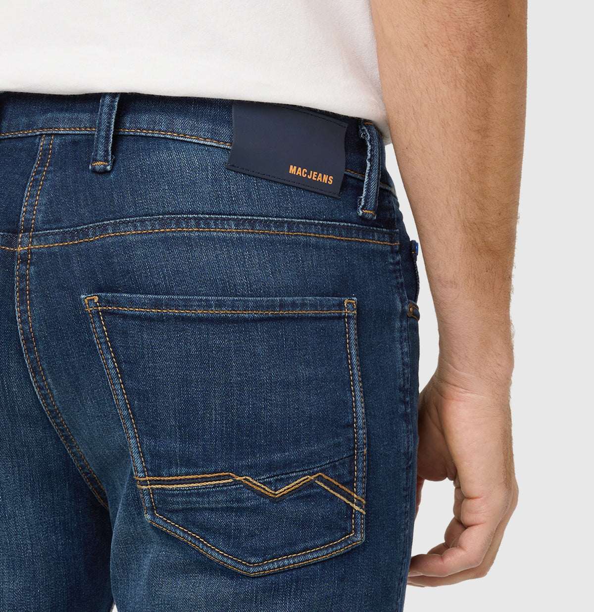 Slim jeans in a cotton-hemp blend. | Arne Pipe | dark blue 3D wash | Side view of model