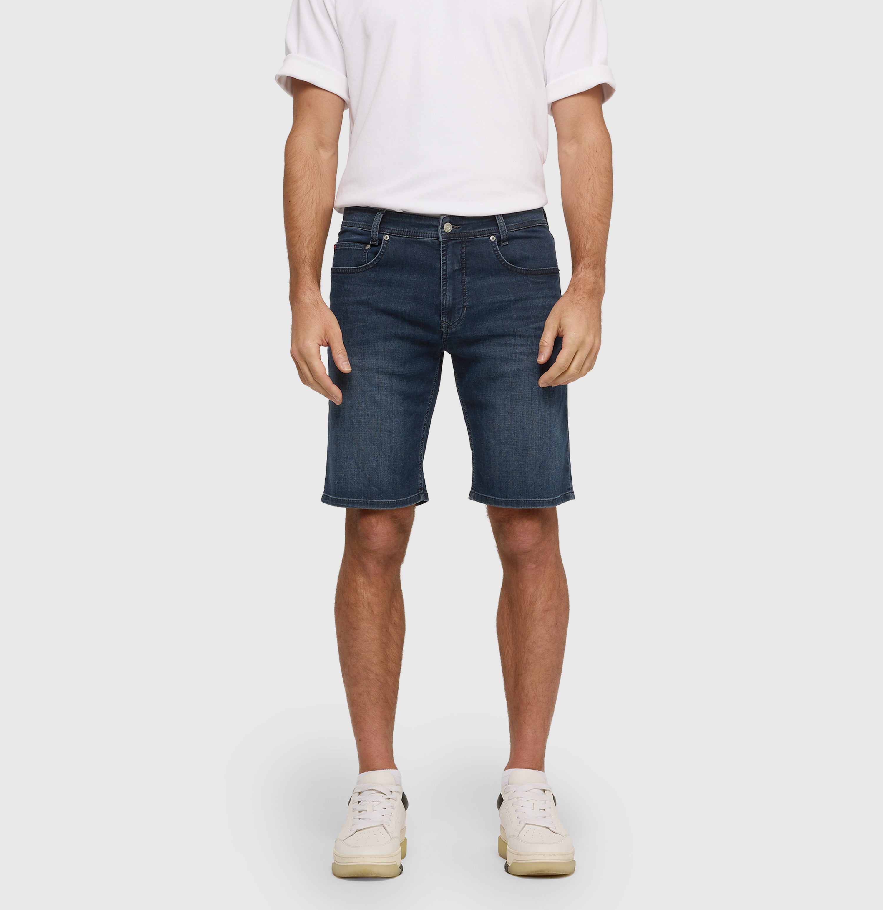 Bermuda made of light cross denim. | Arne Bermuda | deep blue overdyed black | Front view of model