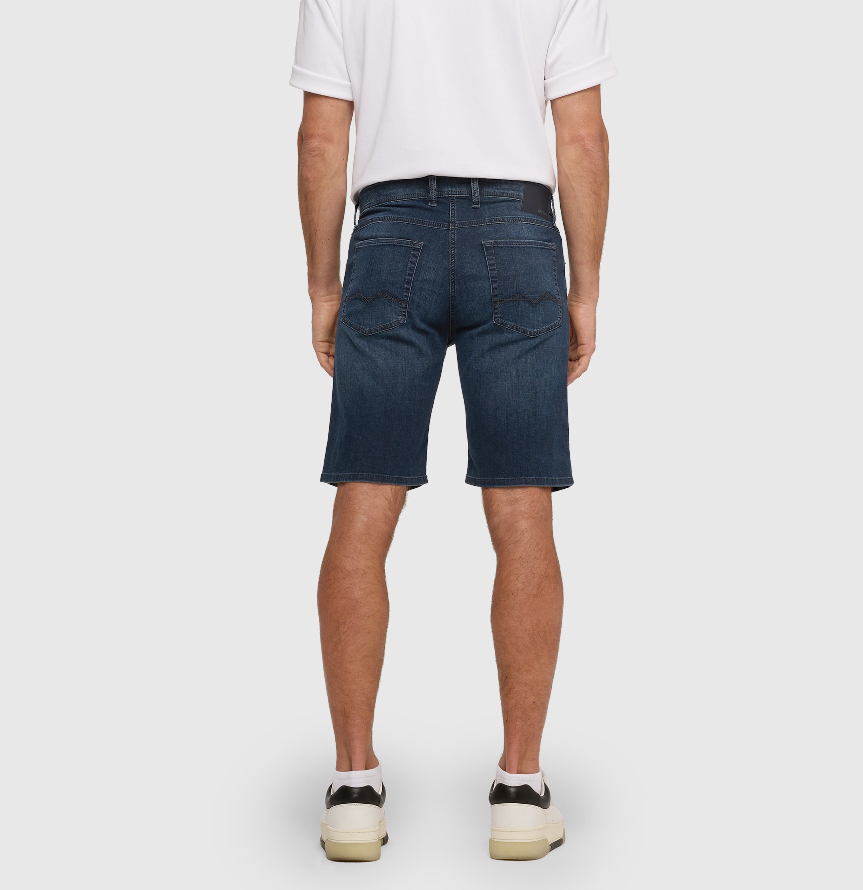 Bermuda made of light cross denim. | Arne Bermuda | deep blue overdyed black | Back view of model