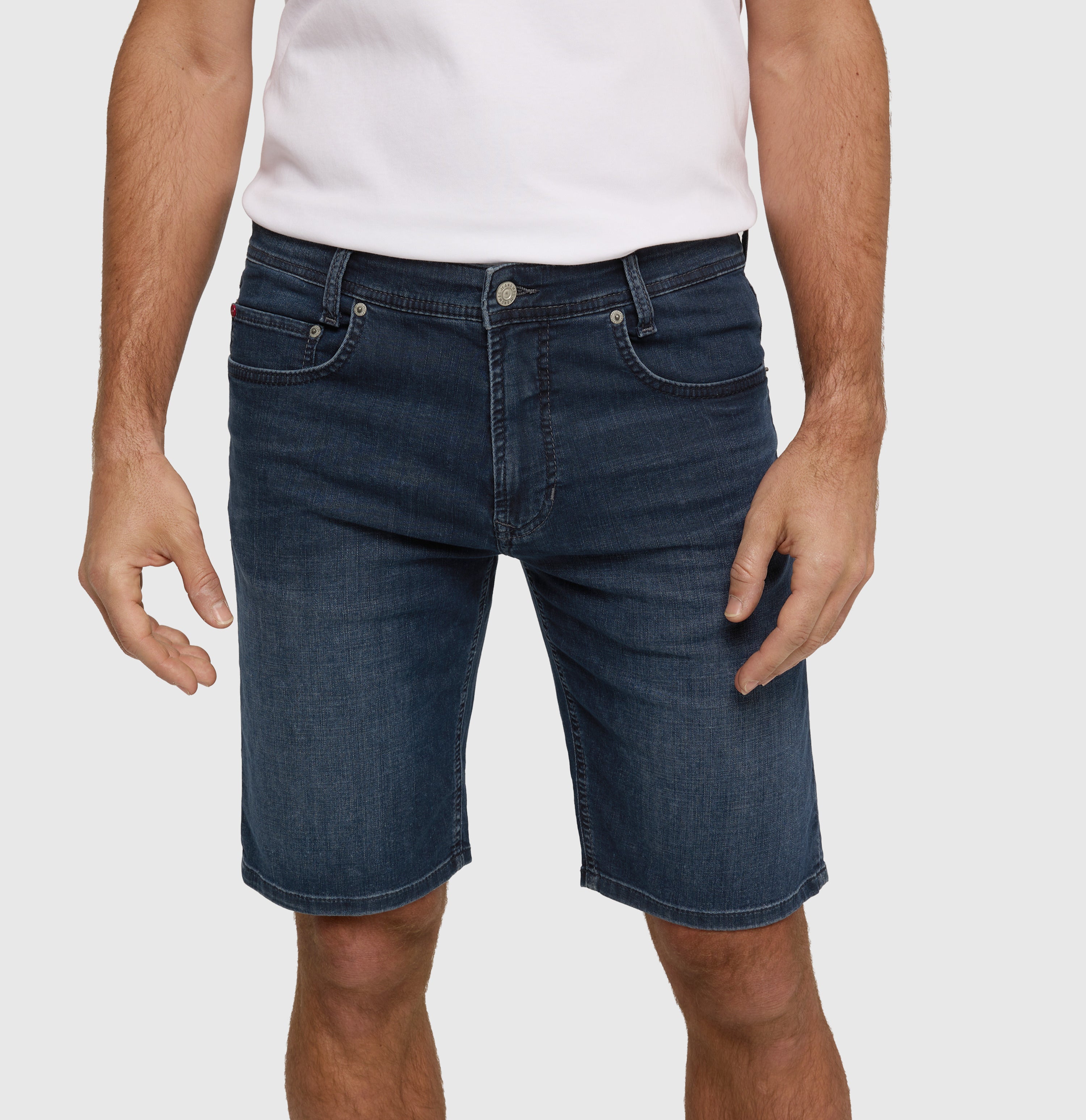 Bermuda made of light cross denim. | Arne Bermuda | deep blue overdyed black | Detailed view 4 of model