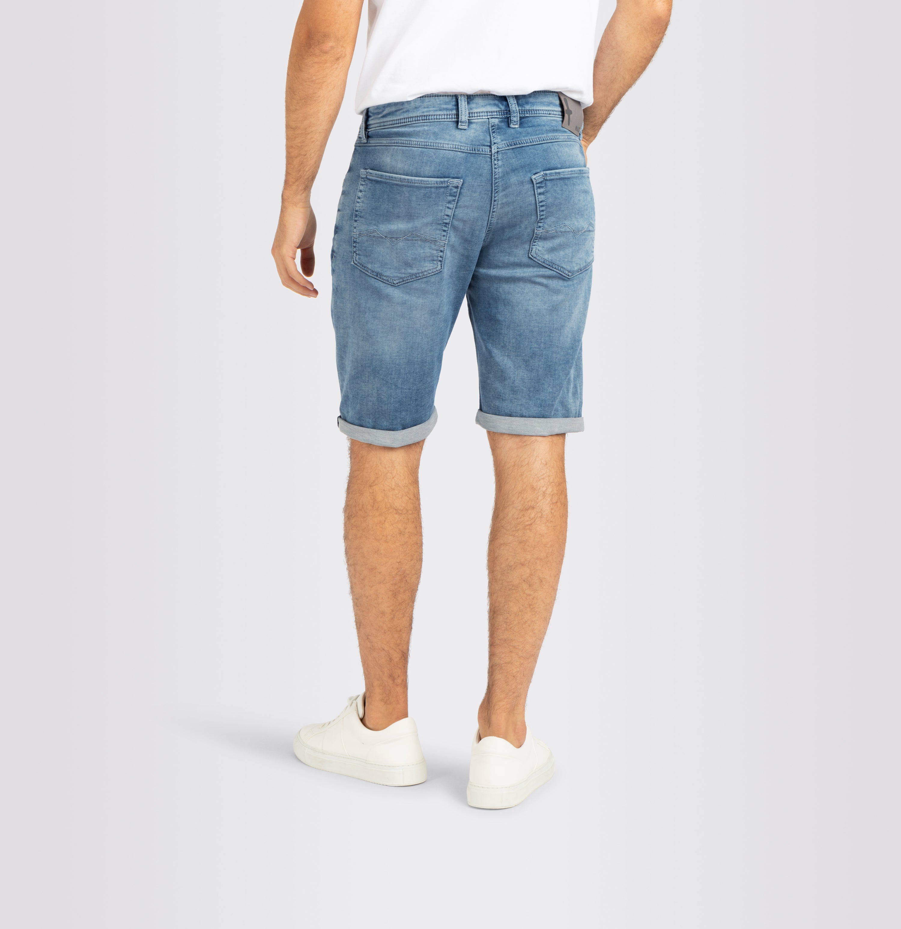 Bermuda jeans in a light sweat material. Dimensionally stable. | Jogn Bermuda | light authentic blue | Back view of model