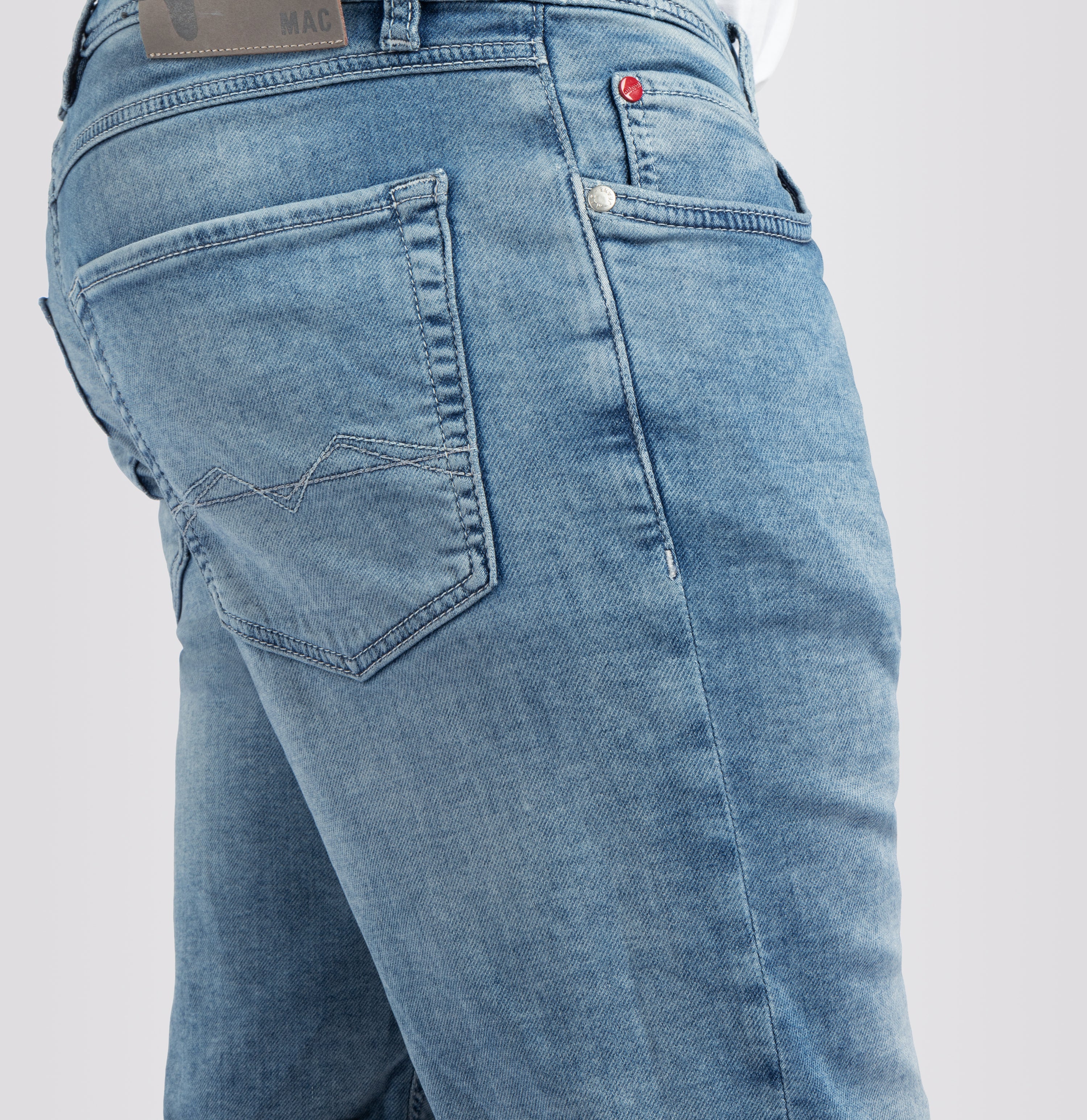 Bermuda jeans in a light sweat material. Dimensionally stable. | Jogn Bermuda | light authentic blue | Side view of model