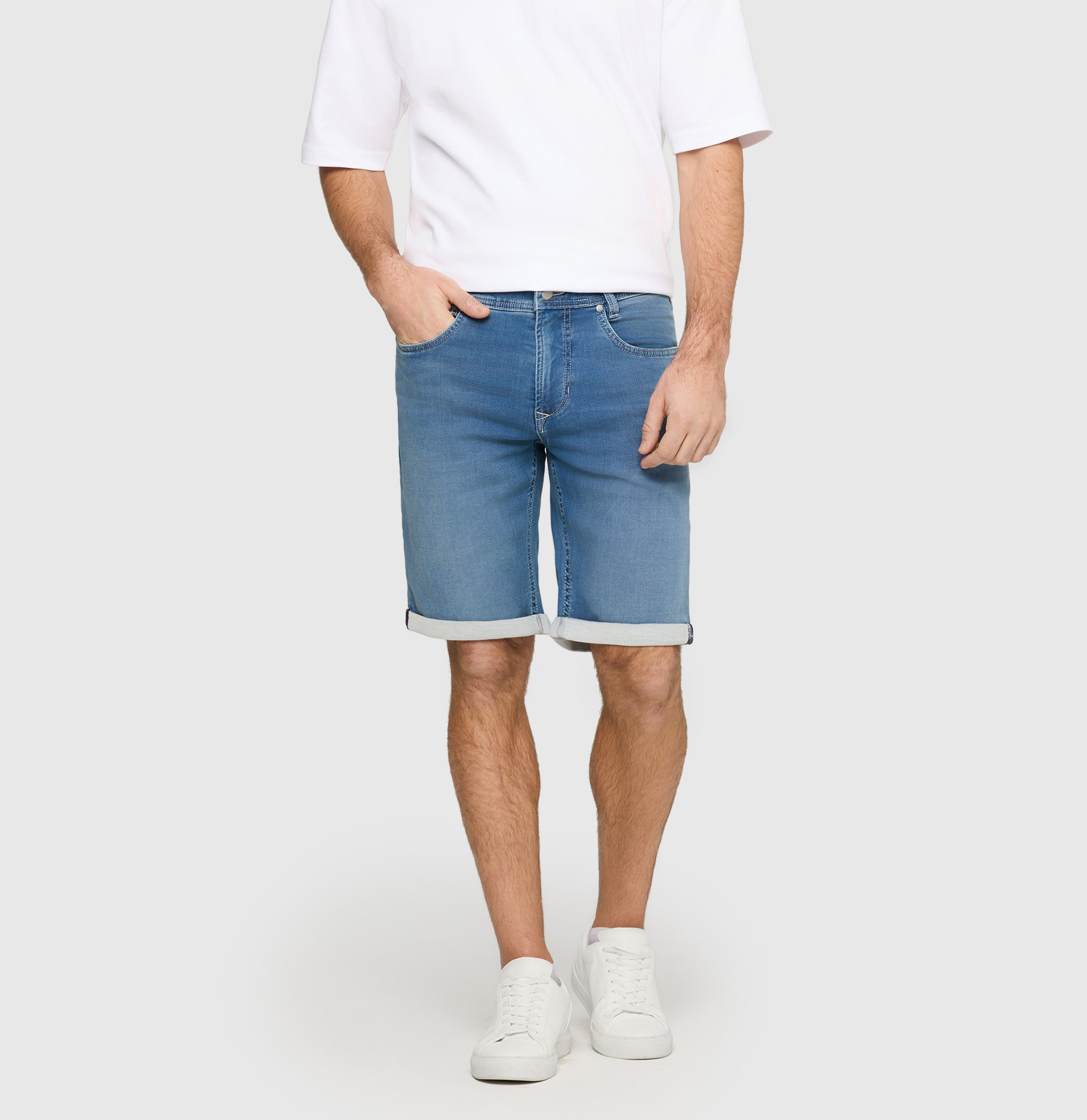 Bermuda made of dimensionally stable sweat denim. | Jogn Bermuda | summer blue used authentic wash | Front view of model