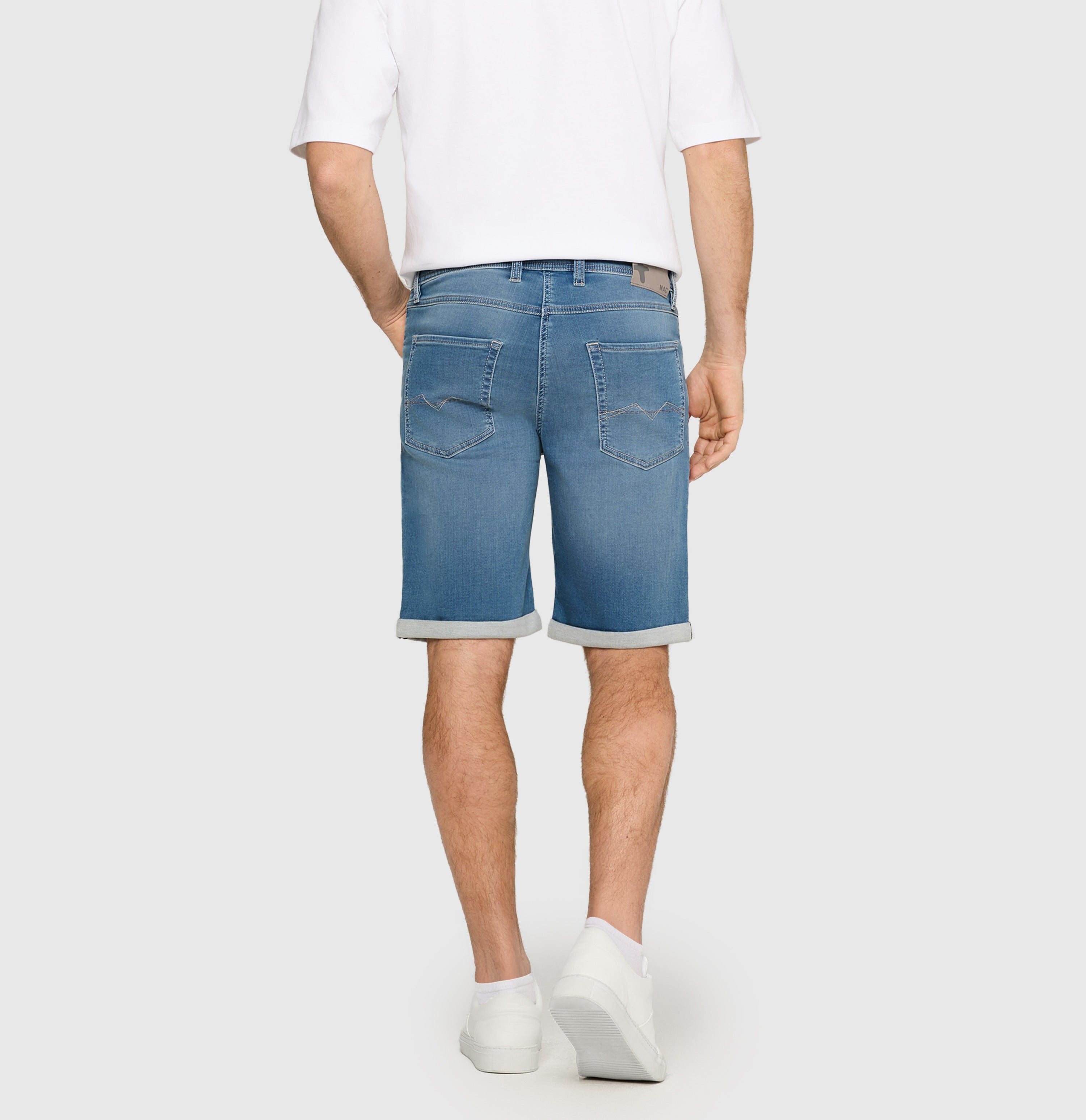 Bermuda made of dimensionally stable sweat denim. | Jogn Bermuda | summer blue used authentic wash | Back view of model
