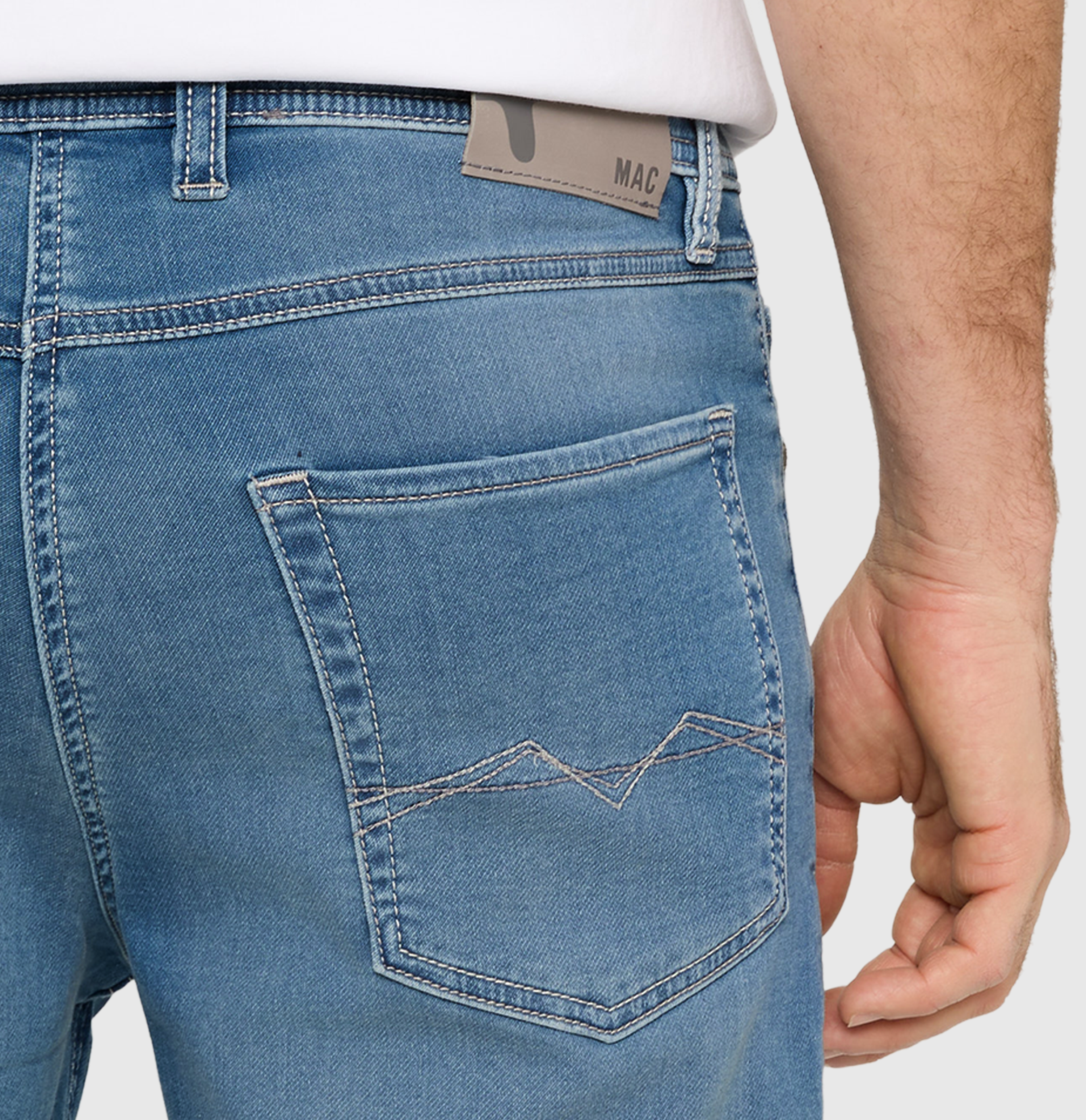 Bermuda made of dimensionally stable sweat denim. | Jogn Bermuda | summer blue used authentic wash | Detailed view 2 of model