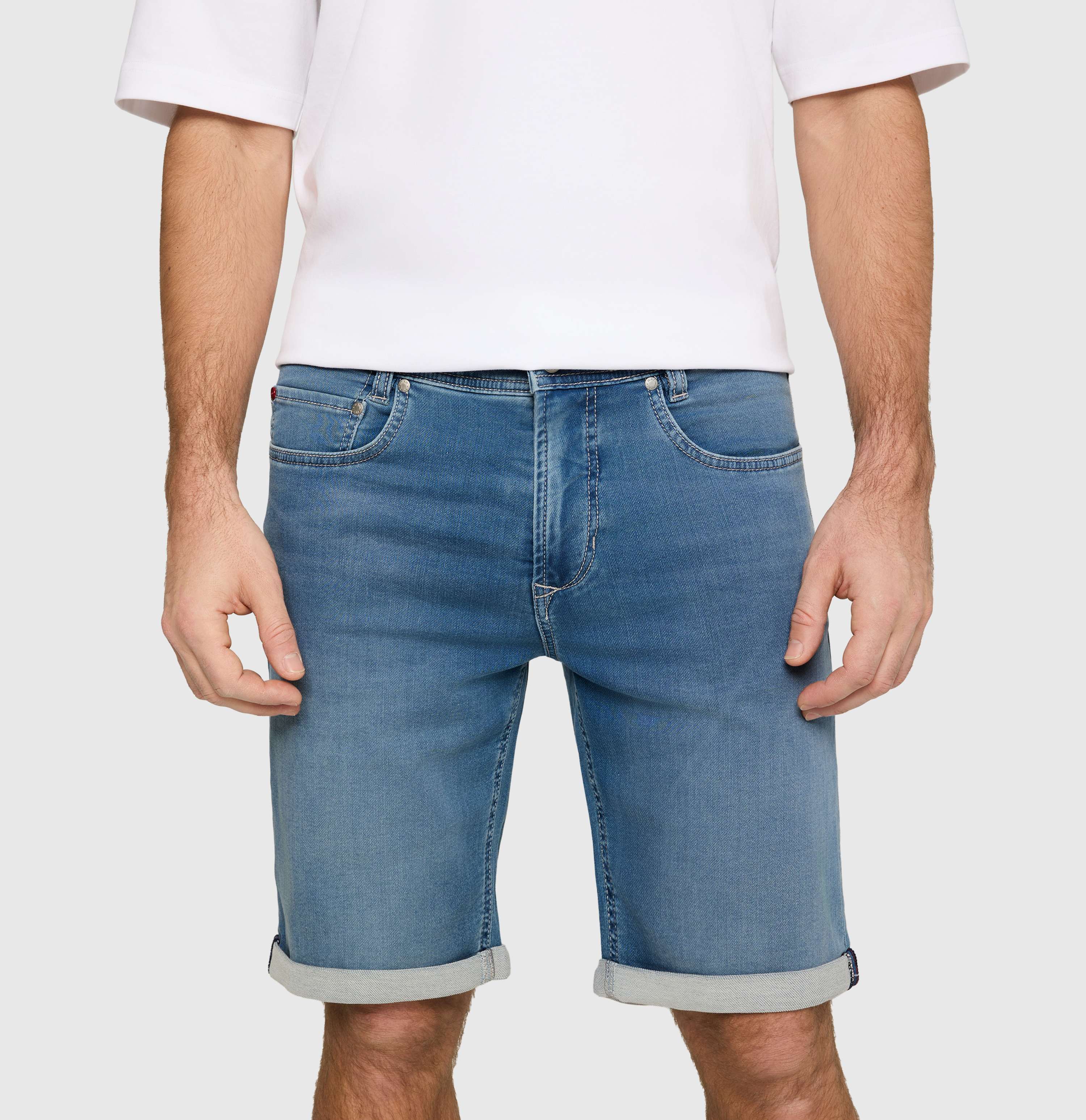 Bermuda made of dimensionally stable sweat denim. | Jogn Bermuda | summer blue used authentic wash | Detailed view 4 of model