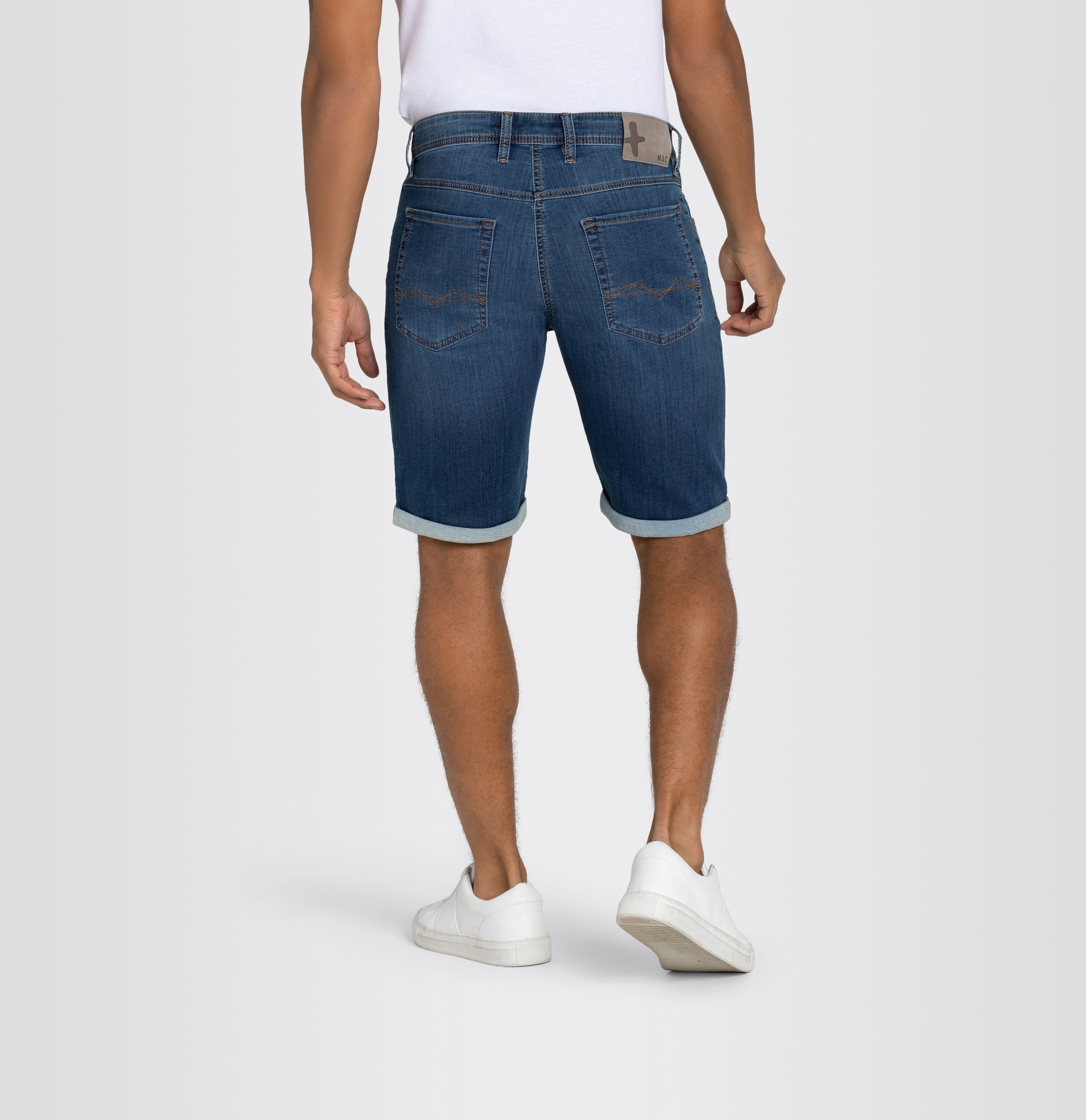 Bermuda jeans in a light sweat material. Dimensionally stable. | Jogn Bermuda | vintage wash | Back view of model