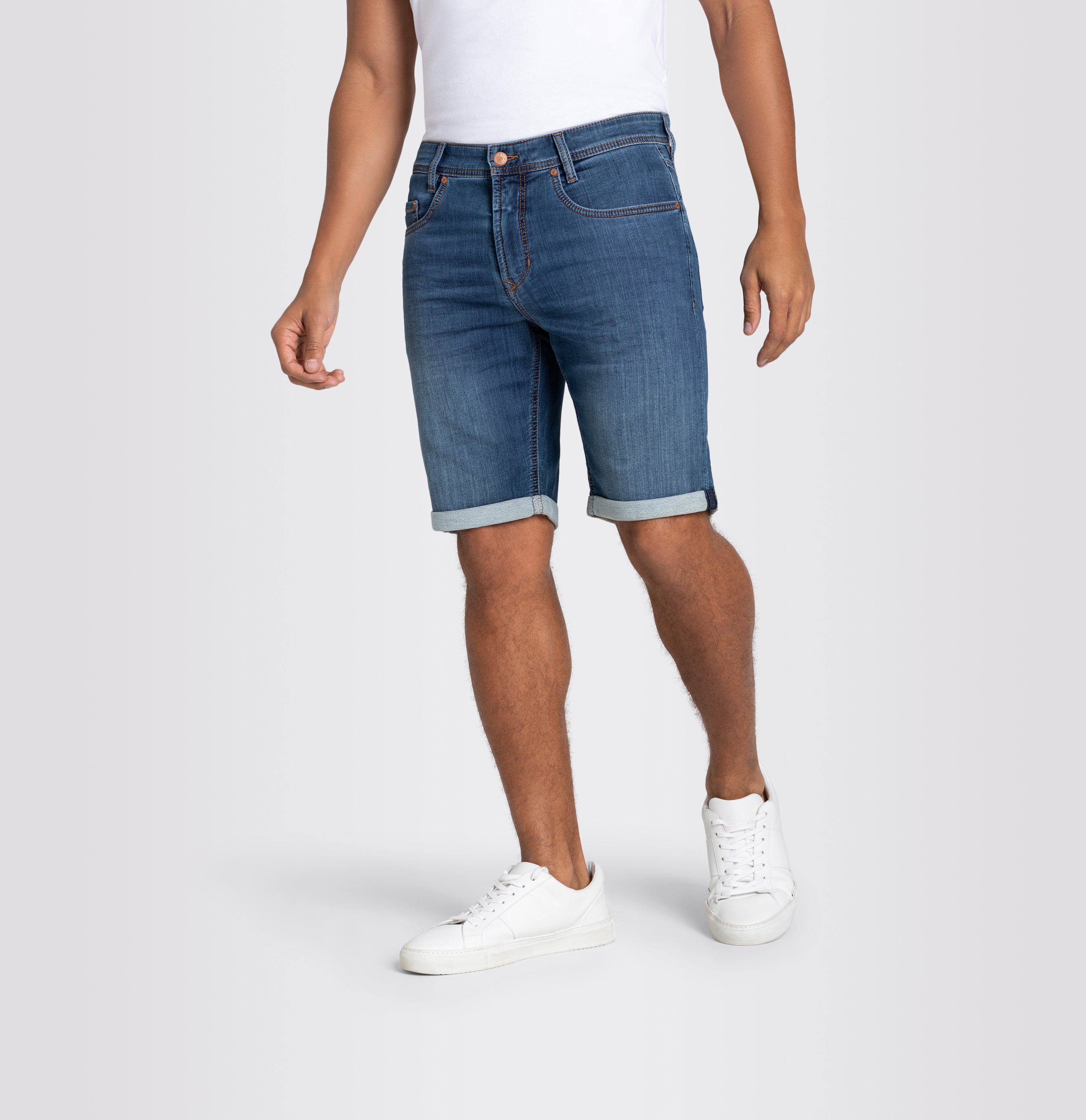 Bermuda jeans in a light sweat material. Dimensionally stable. | Jogn Bermuda | vintage wash | Detailed view 2 of model