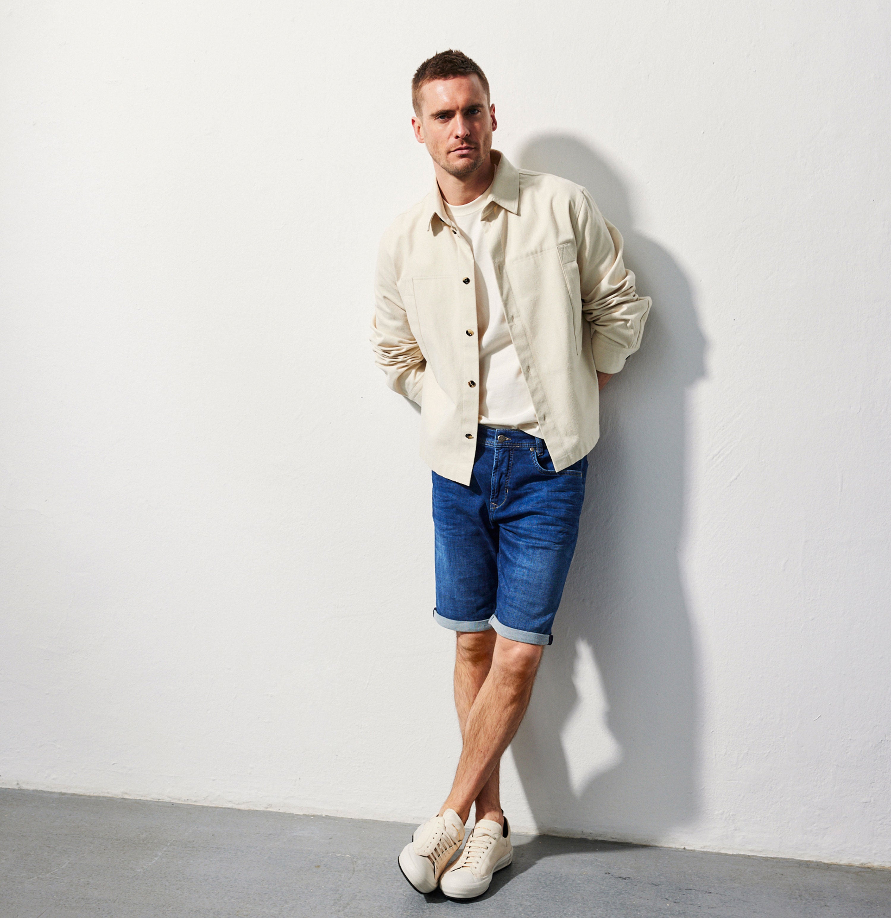 Bermuda jeans in a light sweat material. Dimensionally stable. | Jogn Bermuda | night blue vintage wash | Campaign image 2