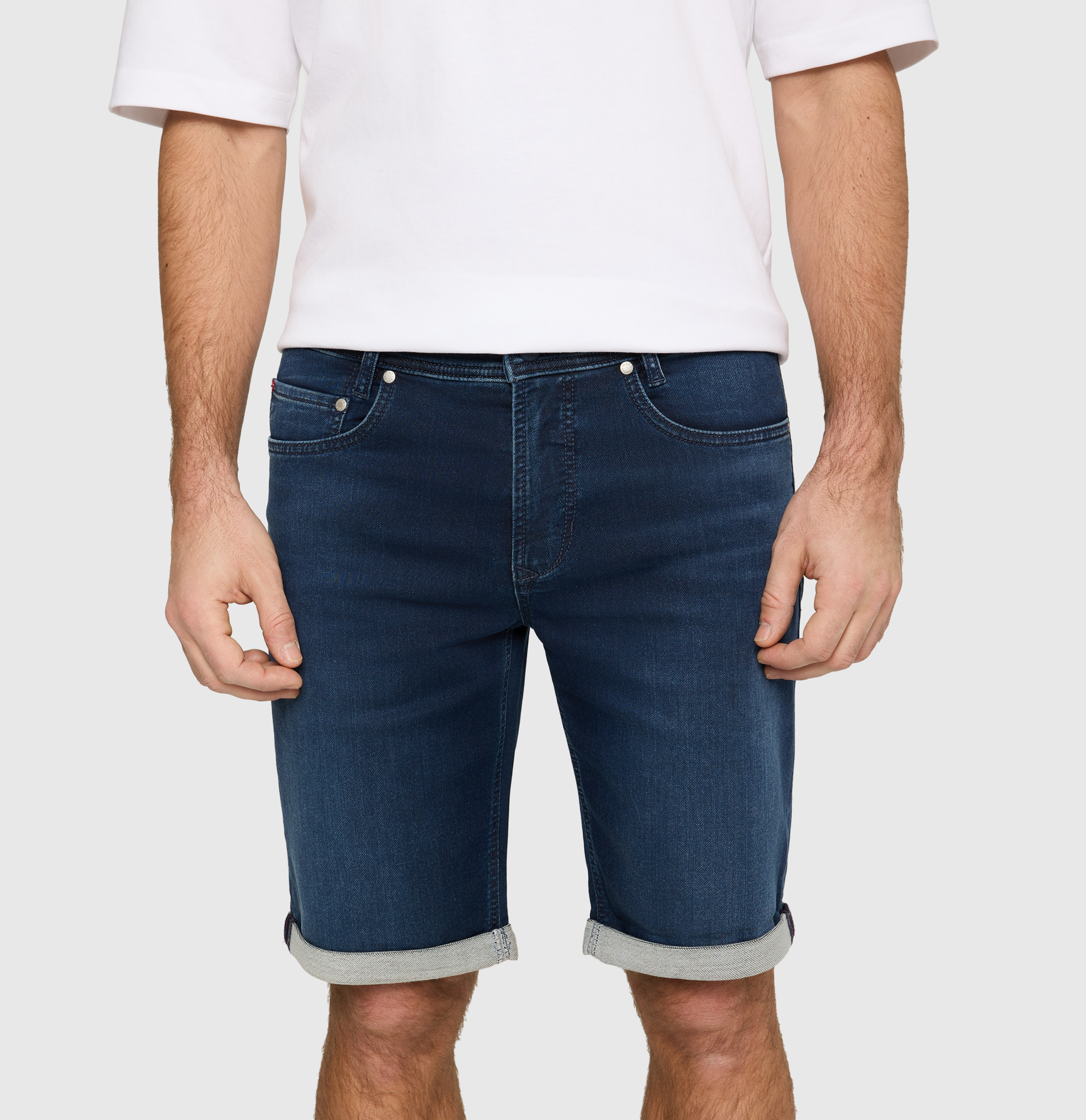 Bermuda made of dimensionally stable sweat denim. | Jogn Bermuda | dark blue vintage wash | Detailed view 3 of model