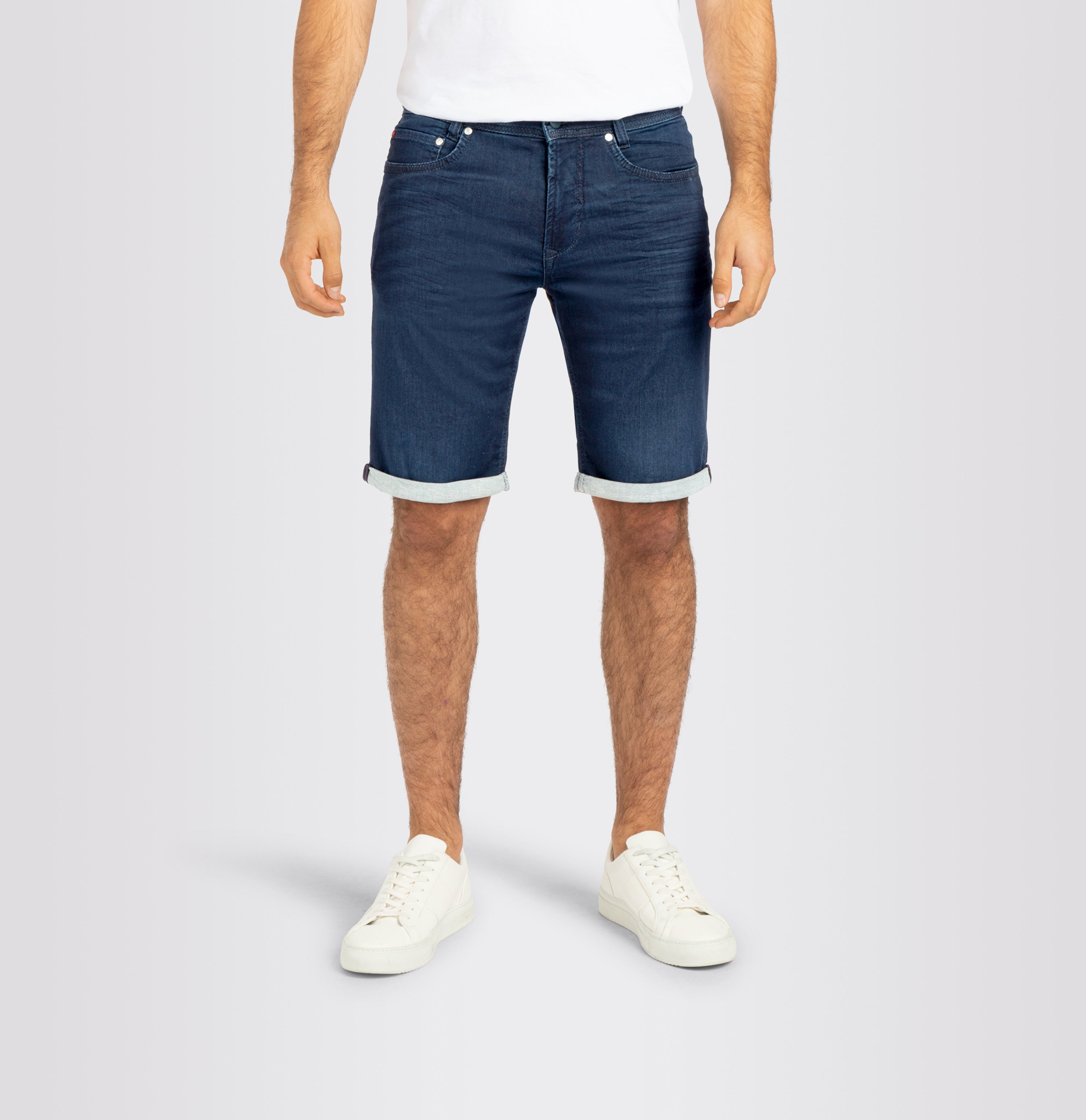 Bermuda jeans in a light sweat material. Dimensionally stable. | Jogn Bermuda | dark indigo authentic used | Front view of model