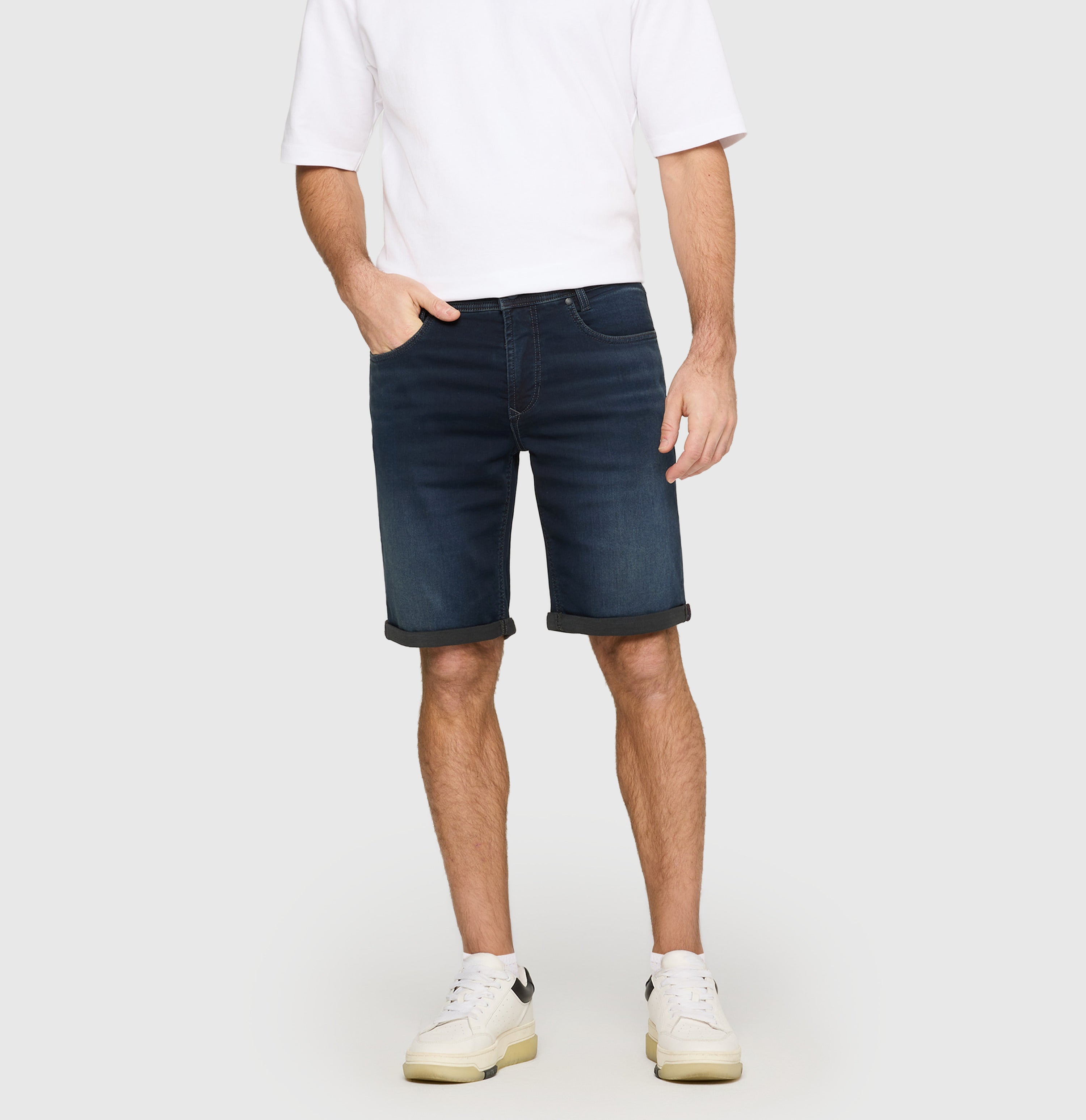 Bermuda made of dimensionally stable sweat denim. | Jogn Bermuda | deep blue od black | Front view of model